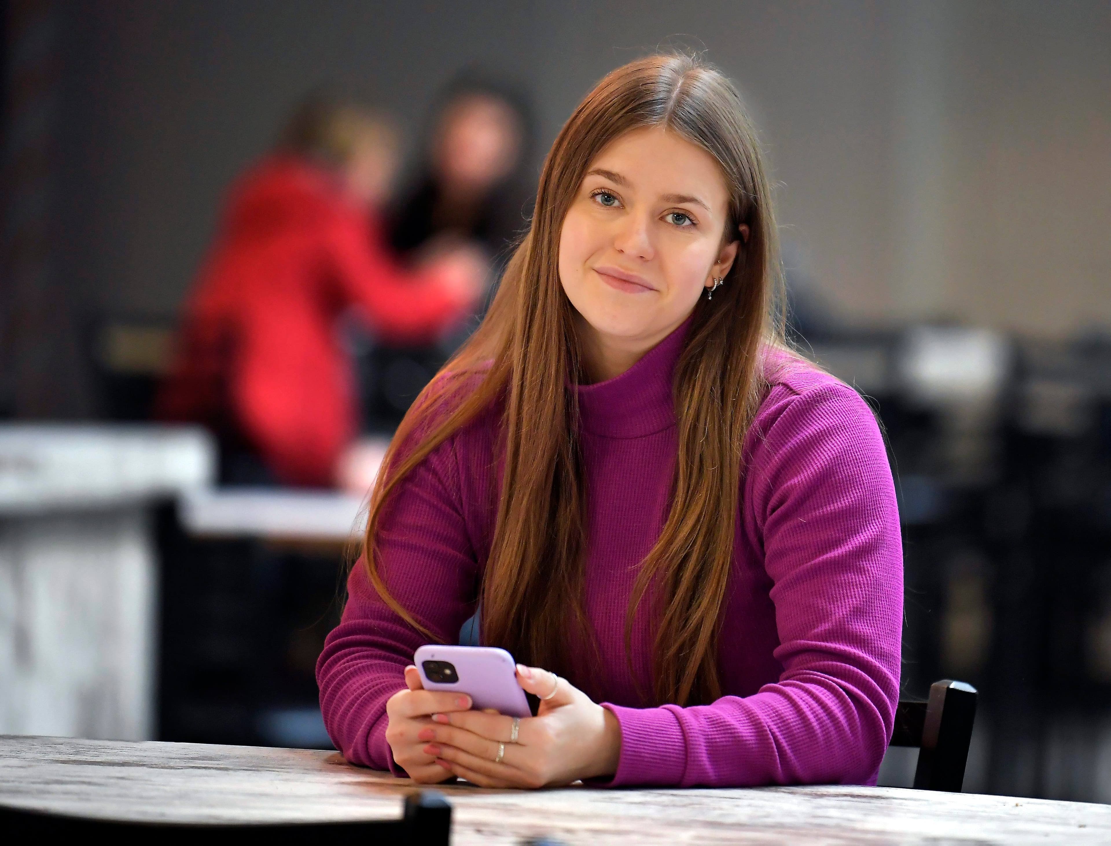 Inès Vigneault-Navarro, 22 ans, a un bac en psycho et étudie présentement à la maîtrise. Elle veut travailler dans le domaine de l’aide aux personnes, un choix qui risque de l'empêcher d'avoir les 4 ou 5 enfants dont elle rêve, faute de moyens financiers.