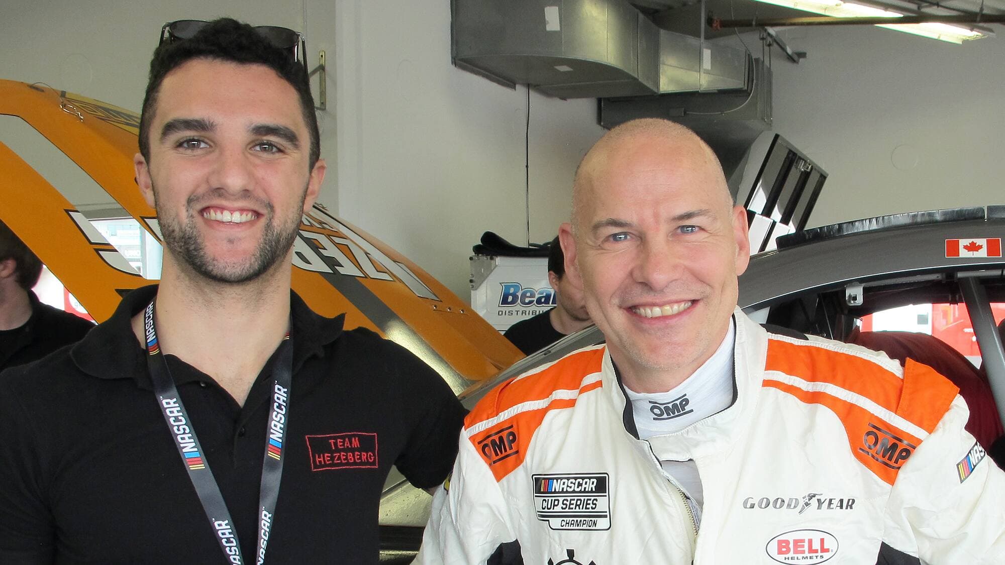 Le Néerlandais Loris Hezemans, double champion de la série Euro NASCAR, est venu encourager Jacques Villeneuve qui tentera de se qualifier pour la première fois au Daytona 500 dans sa Ford Mustang au numéro 27.