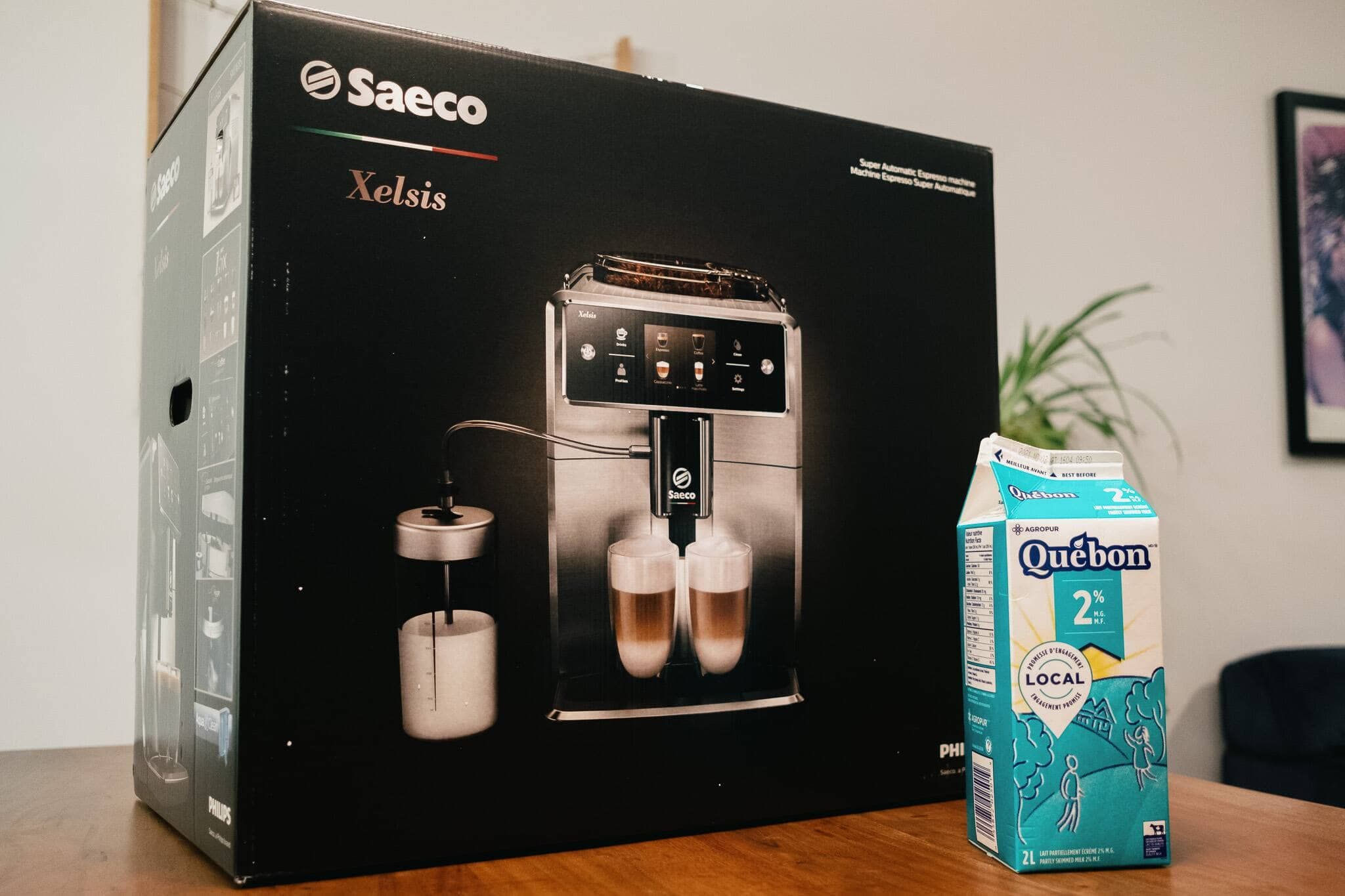 La boîte de la Xelsis en compagnie d’un 2 litres de lait, pour l’échelle.