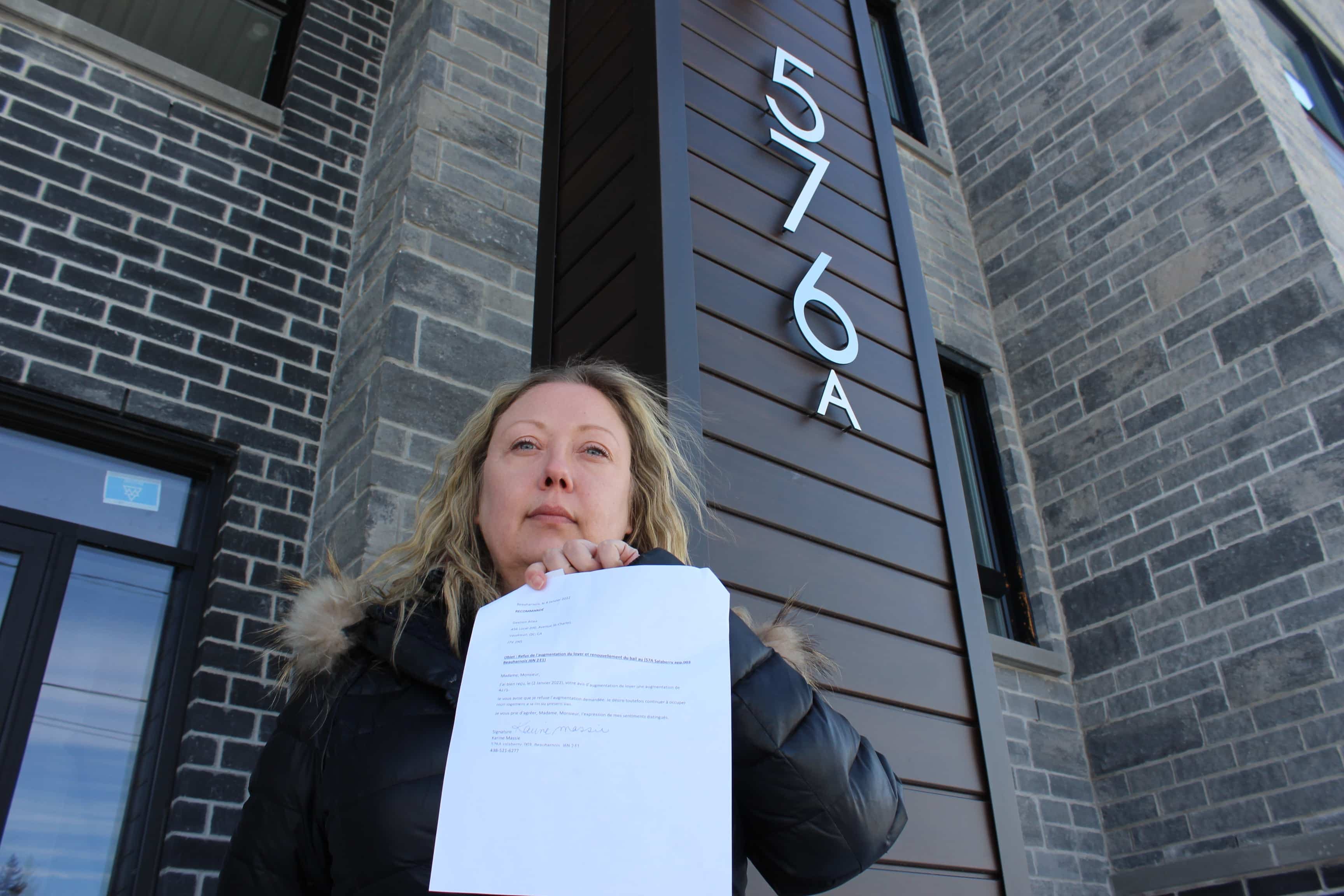 Karine Massie devant l'immeuble de 24 logements