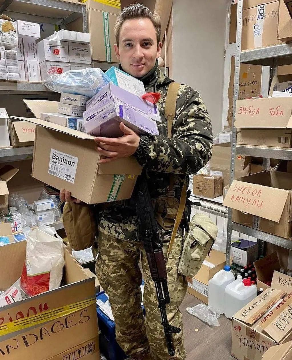 Boris Para юuristiv, un militant LGBT+, participe à des opérations de collecte de fonds et prend part à des livraisons humanitaires.