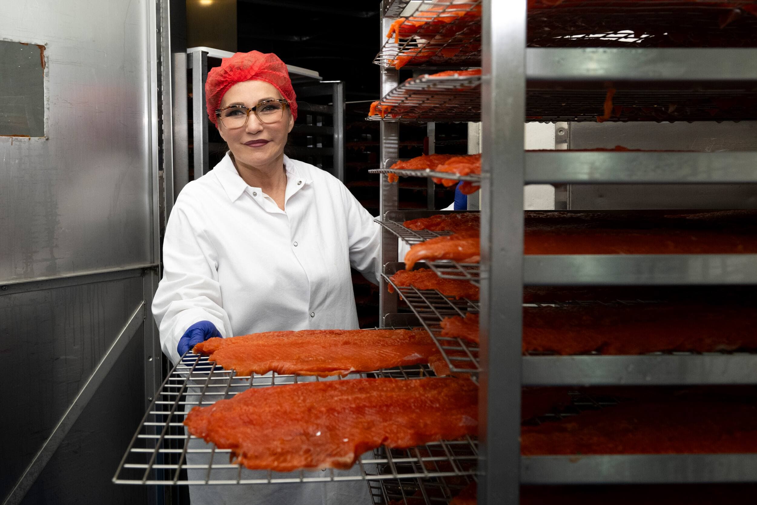 Laura Boivin, PDG de Fumoir Grizzly, a changé sa chaîne d’approvisionnement pour obtenir des poissons du Canada.