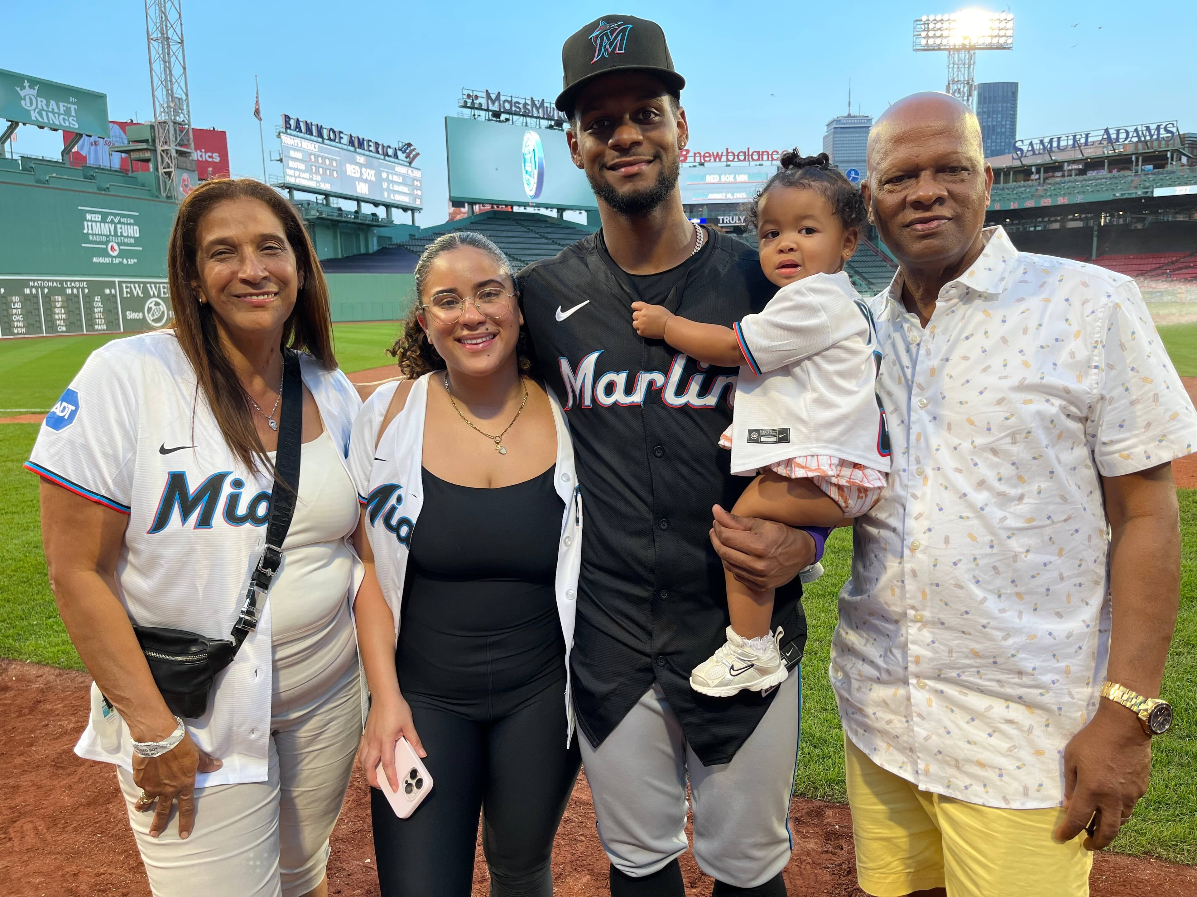 Le Québécois Otto Lopez, des Marlins de Miami, est entouré par sa famille, soit sa mère Arelis, sa fiancée Marle, sa fille Amelia Luz et son père Otto, après le match disputé le samedi 16 août 2025 à Boston face aux Red Sox.