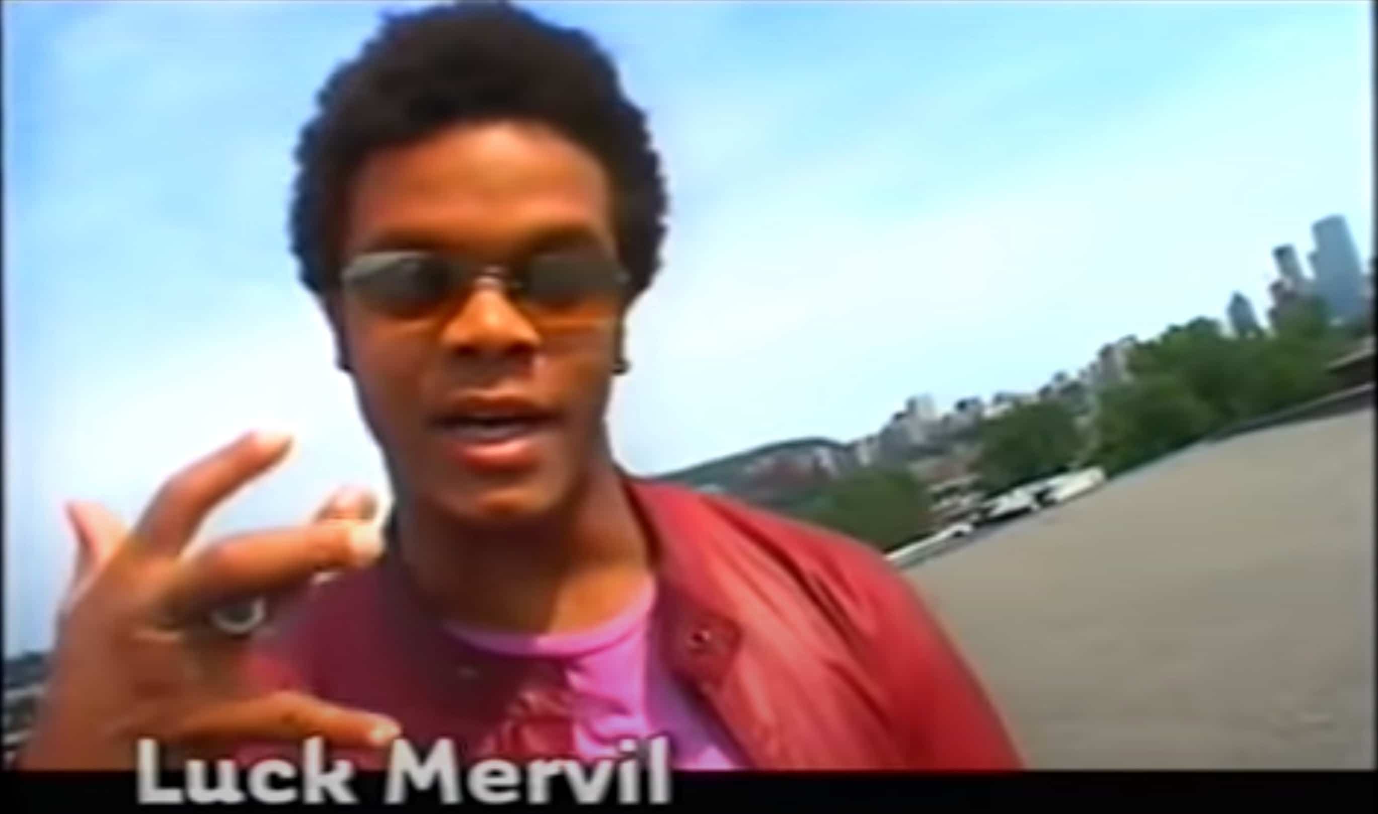 Le signe de la main de MixMania ressemble étrangement au signe fait par des rappeurs de la côte Ouest américaine.