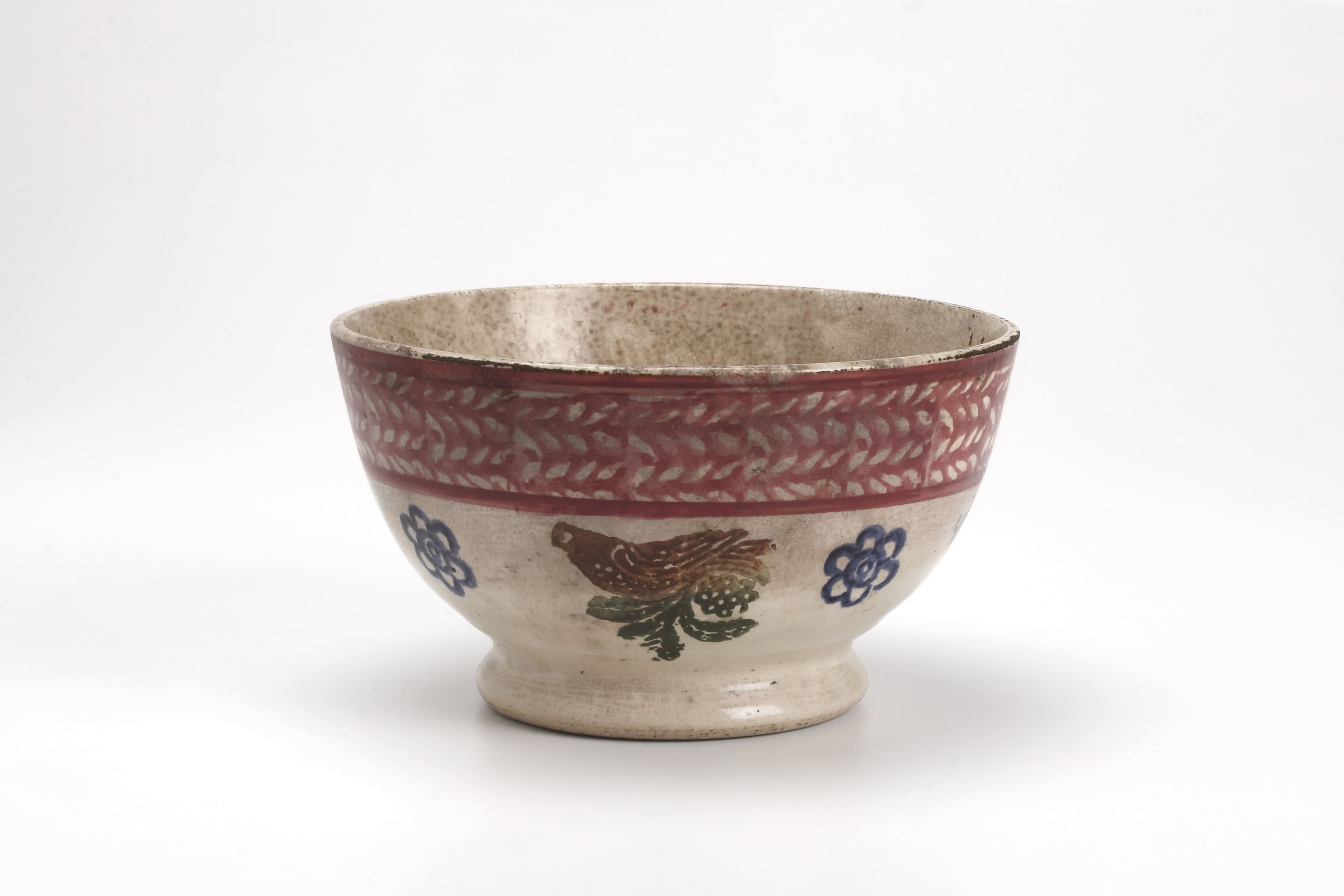 Épaisses, non translucides, ces pièces de faïence sont durables et gardent la nourriture chaude. Cela ne les empêche pas d’être joliment décorées de motifs de fleurs, d’animaux de ferme ou de simples lignes colorées, ce qui agrémente les repas de tous les jours.