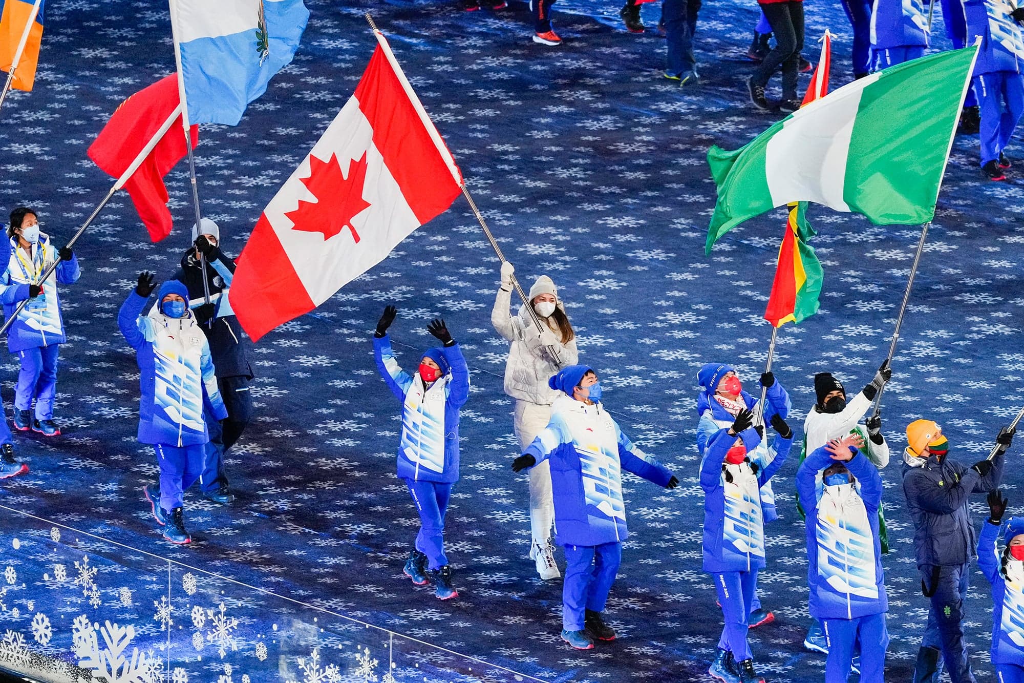 La patineuse de vitesse longue piste Isabelle Weidemann était la porte-drapeau du Canada.
