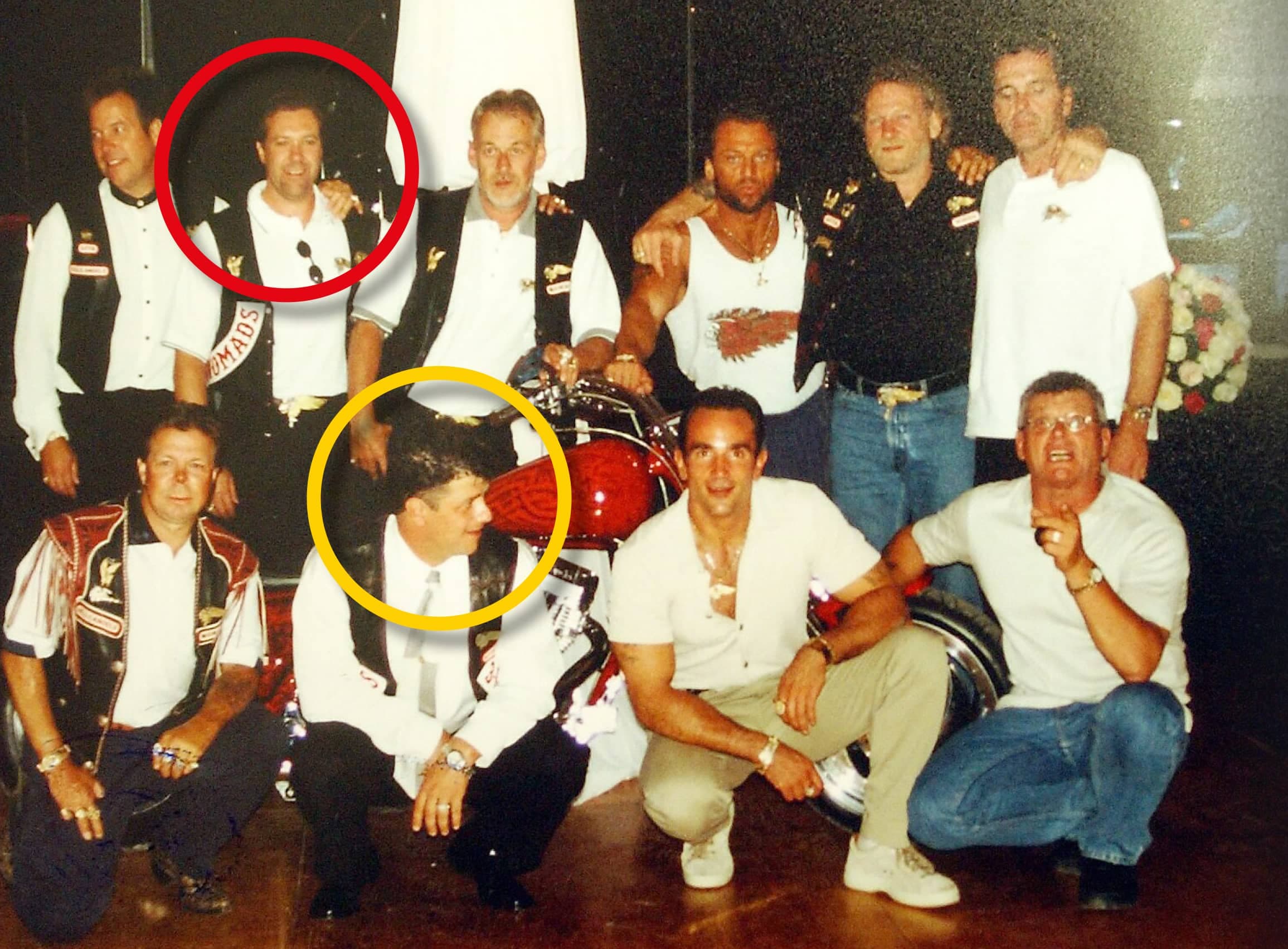 Les membres du défunt chapitre Nomads des Hells sur une photo prise aux noces de René Charlebois (encerclé en jaune) le 5 août 2000. On y voit aussi Donald Stockford (encerclé en rouge), la nouvelle recrue du chapitre des Hells de Sherbrooke.