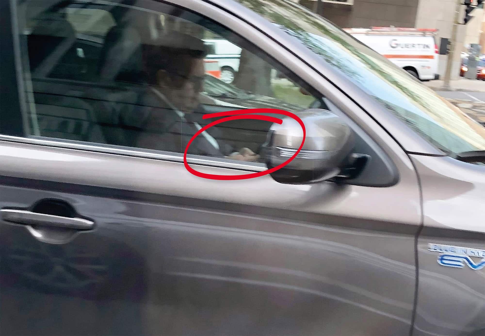 Un citoyen a surpris Denis Coderre qui manipulait visiblement un appareil mobile derrière son volant vendredi.