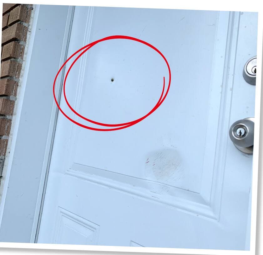 Les traces de l’opération du groupe d’intervention tactique sont encore visibles sur la porte de la chambre, avec le trou d’un projectile d’arme à feu (encerclé) et une bosse causée par le bélier des policiers.