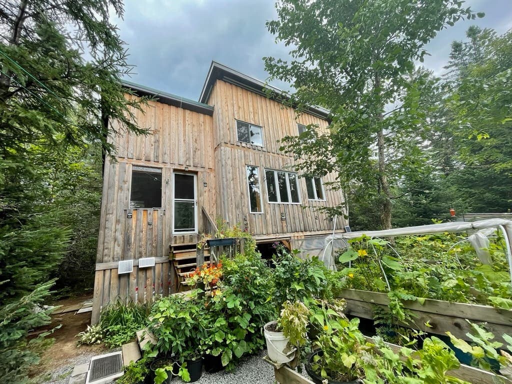 La minimaison autonome de Rémy Pratt et sa conjointe à Sainte-Alexis-des-Monts en Mauricie.