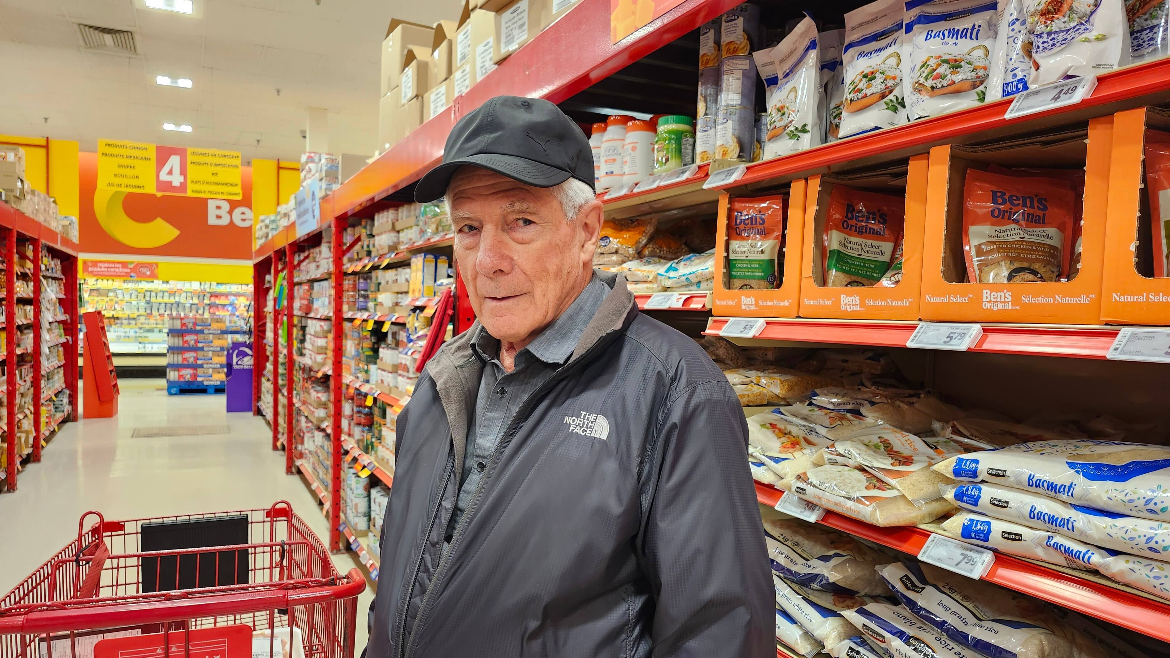 Le retraité Marcel Roberge dans un Super C de Beloeil le 23 avril 2025.