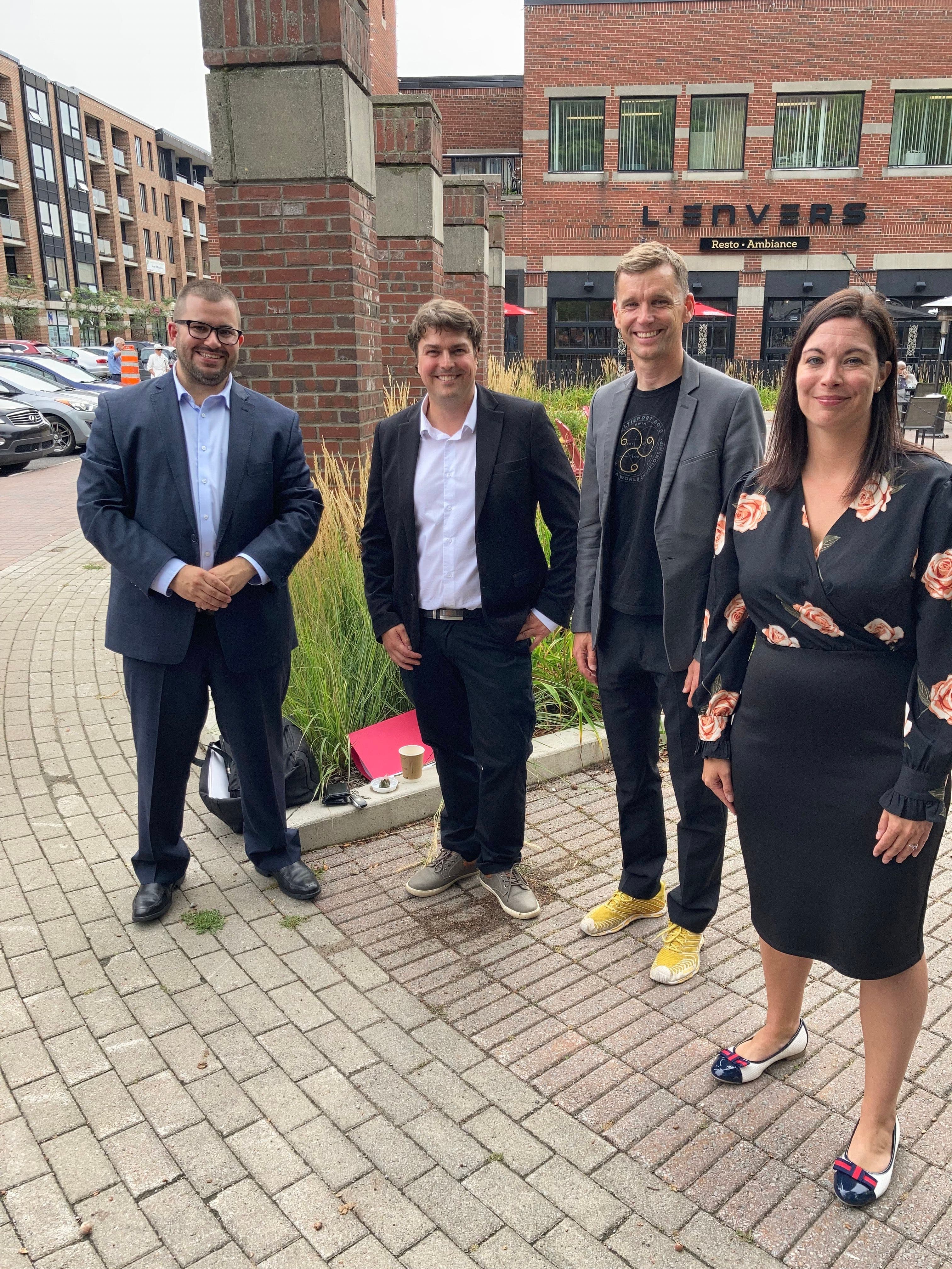 Québec forte et fière (QFF) a dévoilé jeudi trois nouveaux candidats. De gauche à droite, on reconnaît Jean-Luc Lavoie (La Pointe-de-Sainte-Foy), Jérôme Couture (Cap-Rouge-Laurentien), le chef Bruno Marchand et Jessica Flautre-Aubry (Vanier-Duberger).