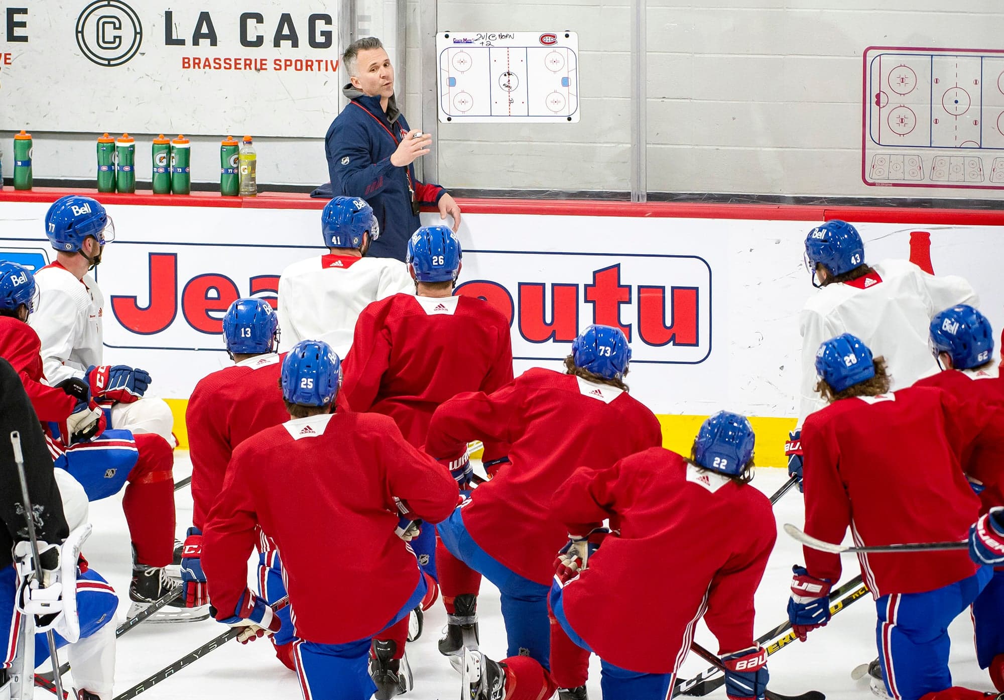 Depuis qu’il est à la barre du Canadien, Martin St-Louis dit vouloir enseigner des concepts plutôt que des systèmes de jeu, ce qui semble plaire à plusieurs joueurs.