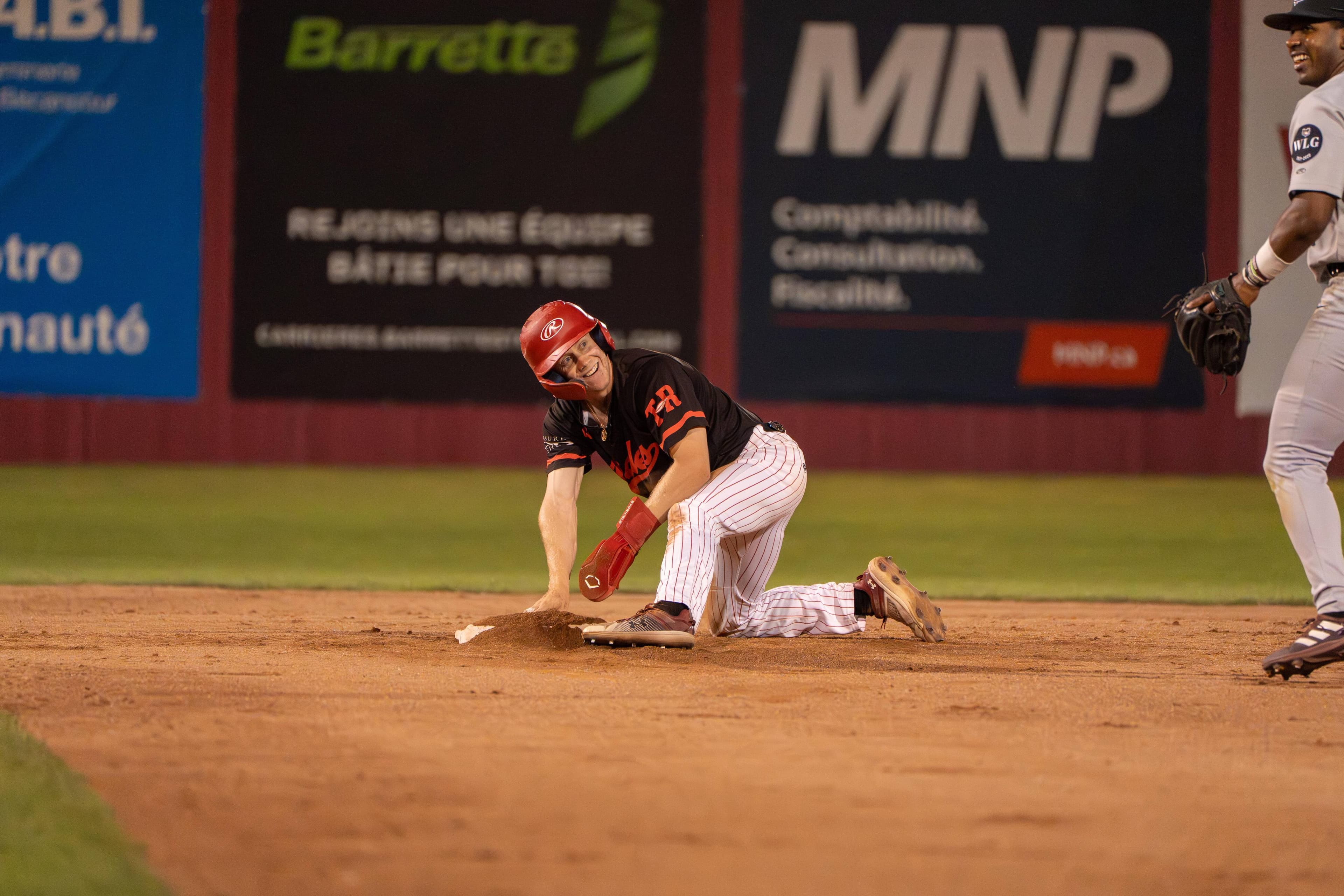 Mathieu Vallée, dans l’uniforme des Aigles de Trois-Rivières, après avoir réussi un but volé, durant la saison 2025.