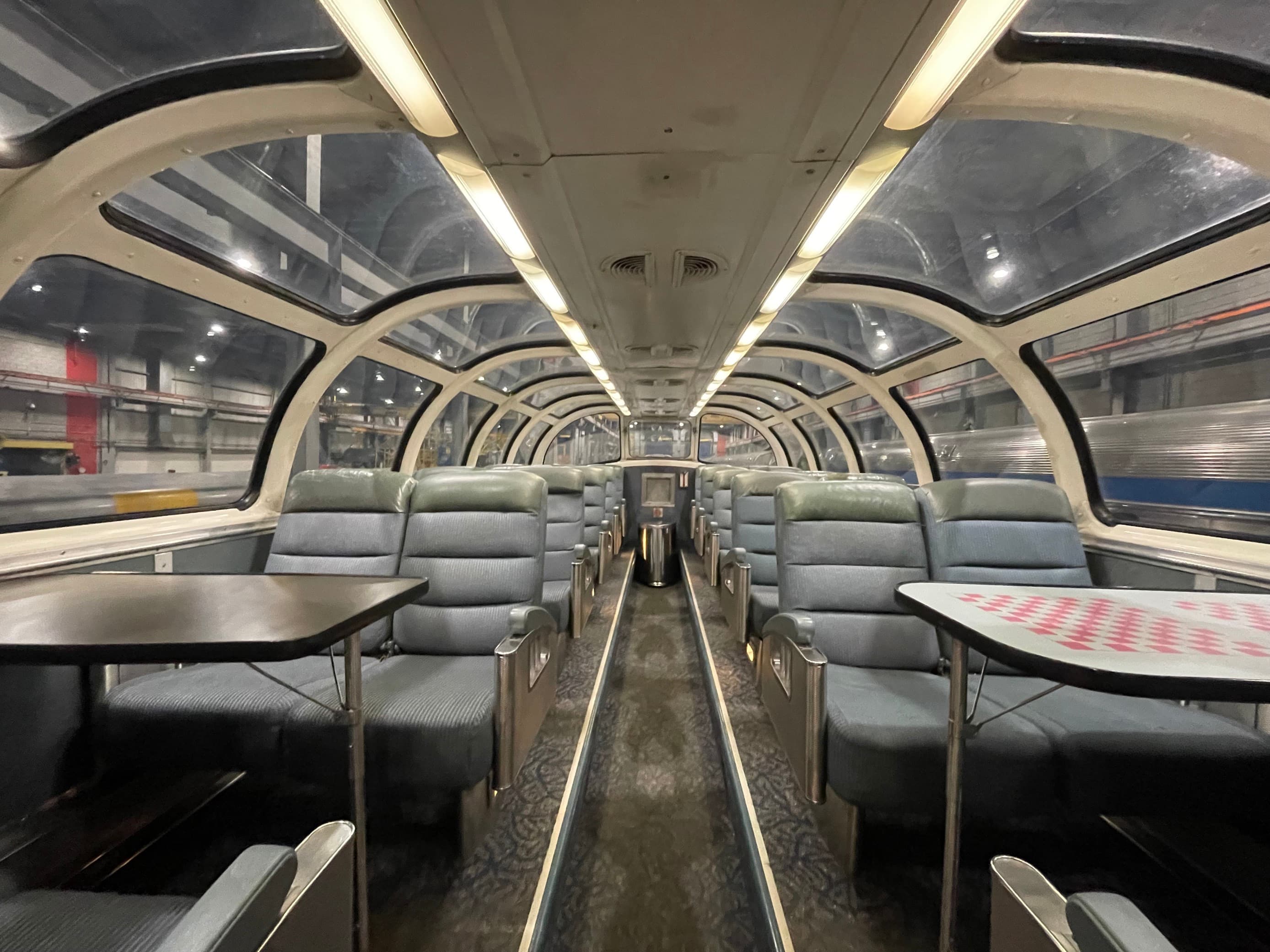 Les trains ont plus de 75 ans et sont entretenus dans le centre de maintenance de VIA Rail à Montréal.