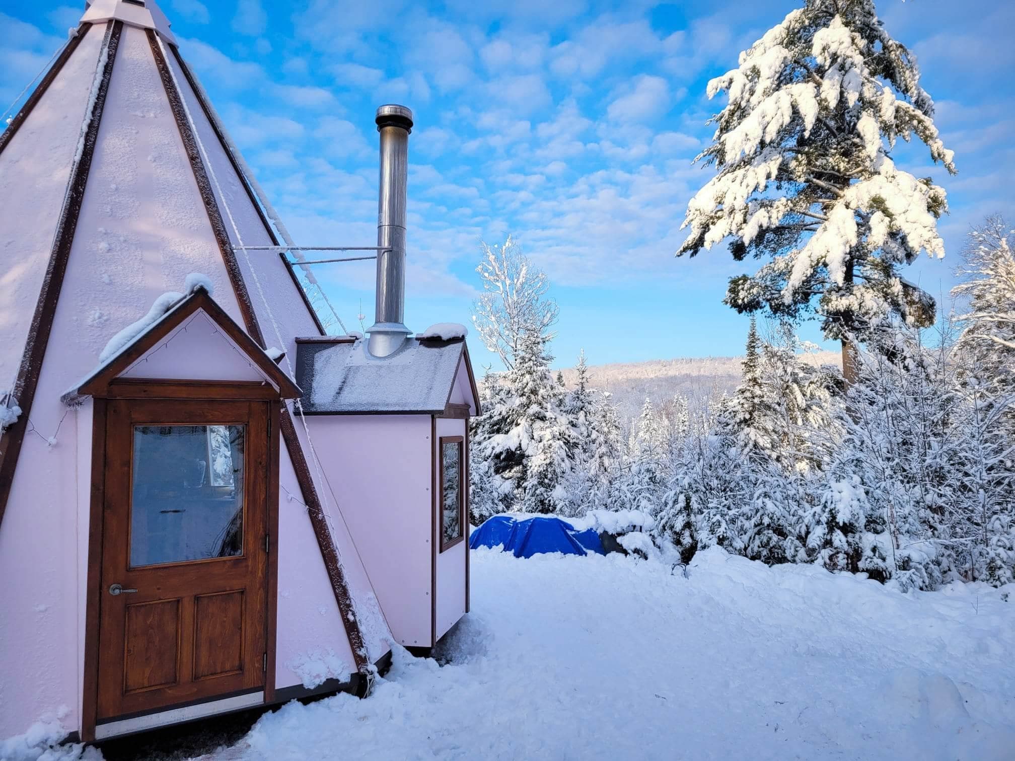 La minimaison de Tipi des vents est bien adaptée à nos hivers québécois.