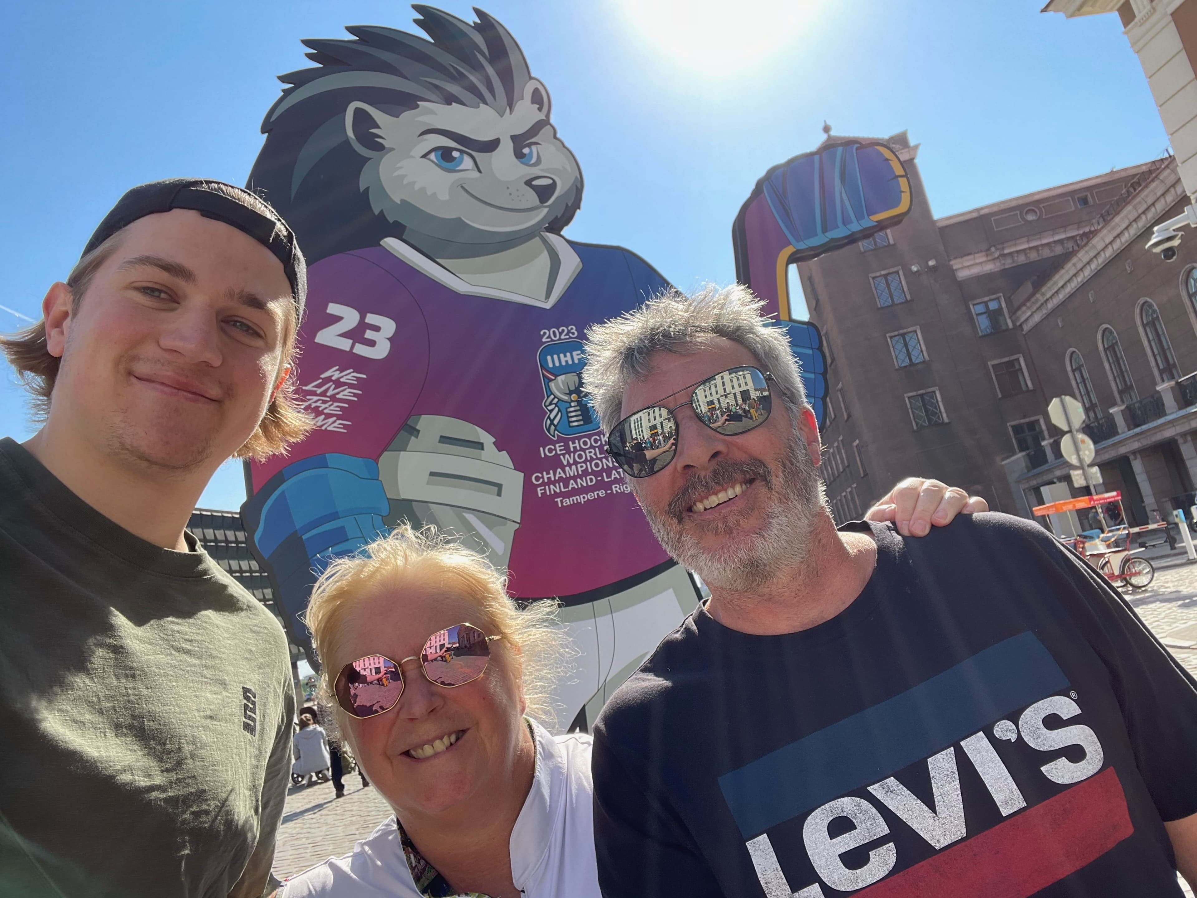 Samuel Montembeault à Riga en compagnie de Manon Doucet et Marc Bergeron qui l’hébergeaient lors de ses années juniors avec l’Armada de Blainville-Boisbriand.