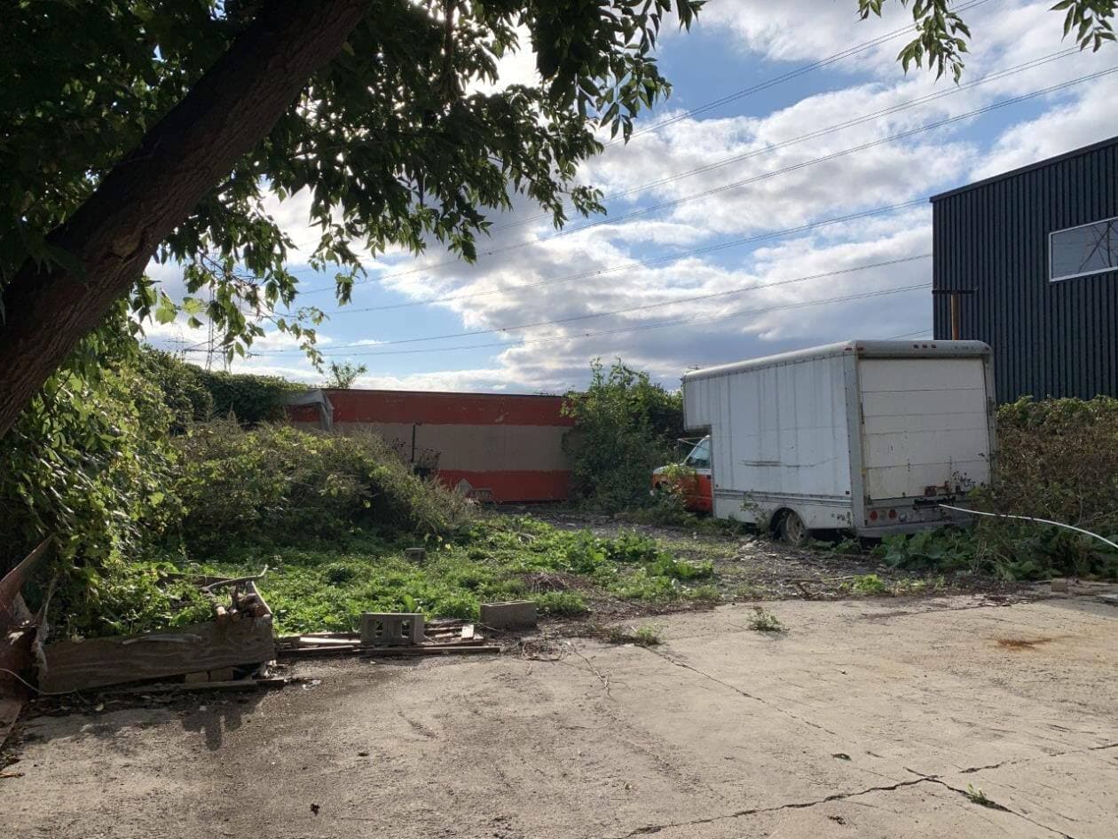 La cour arrière de la maison aura besoin d’amour.