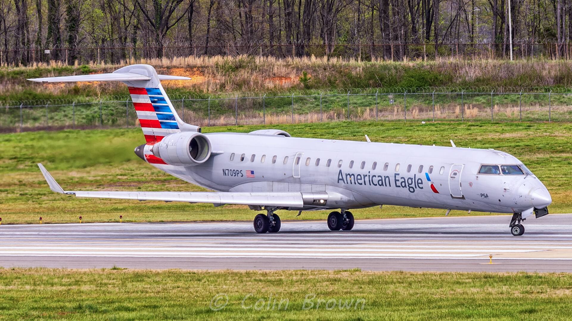L'avion CRJ700 de PSA Airlines qui s'est écrasé mercredi près de Washington photographié en Caroline du Nord en 2022.