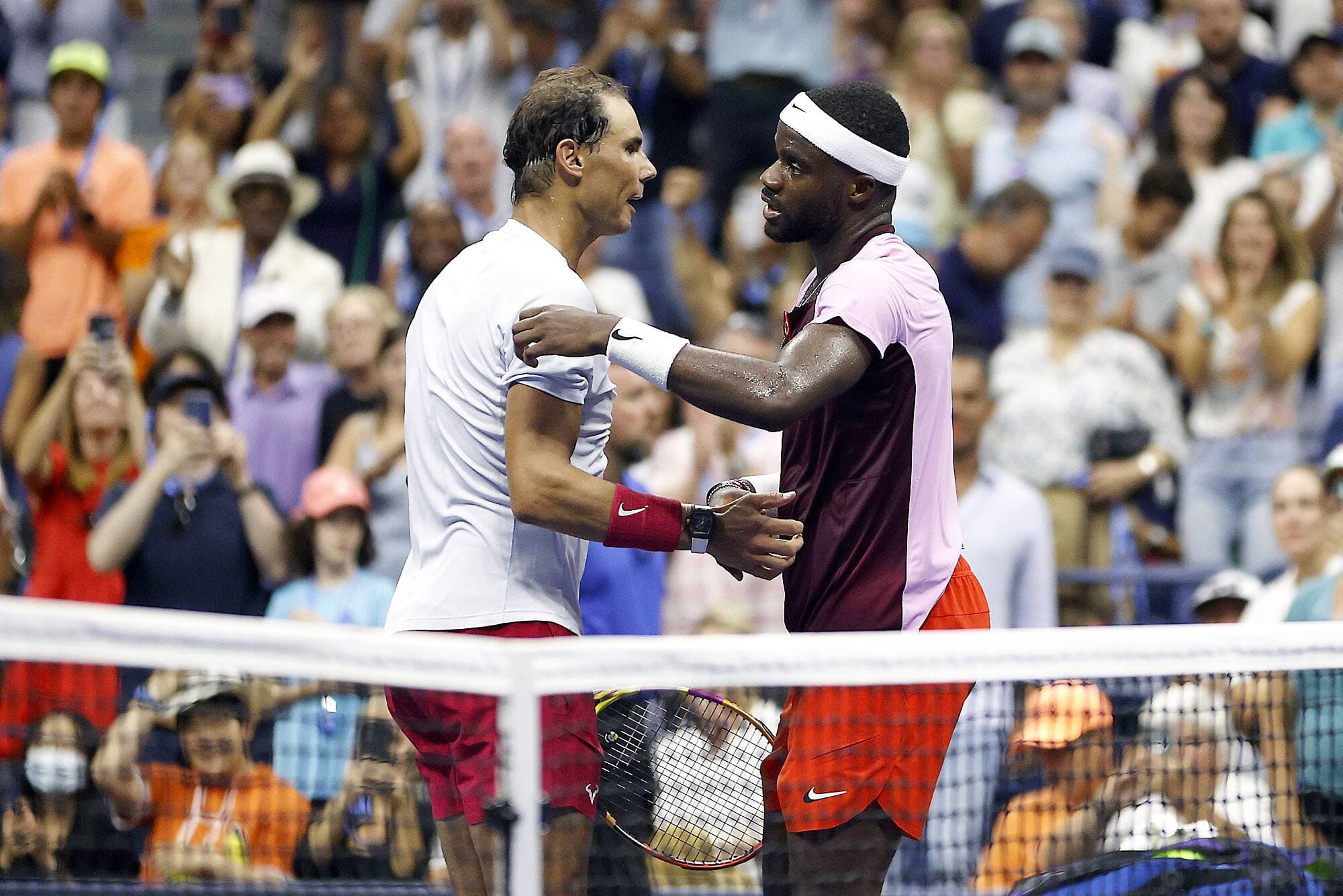 Rafael Nadal a serré la main à l’Américain Frances Tiafoe, qui venait de l’éliminer en quatre manches en huitièmes de finale à New York, lundi.