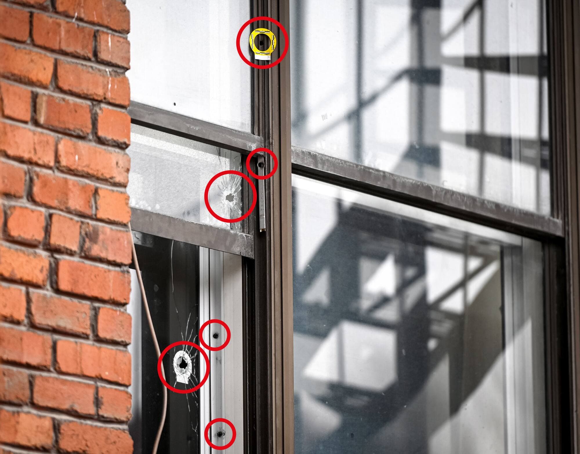 Nous avons constaté hier au moins six impacts de projectiles d’arme à feu uniquement dans la fenêtre du logement visé dans le Mile-End.