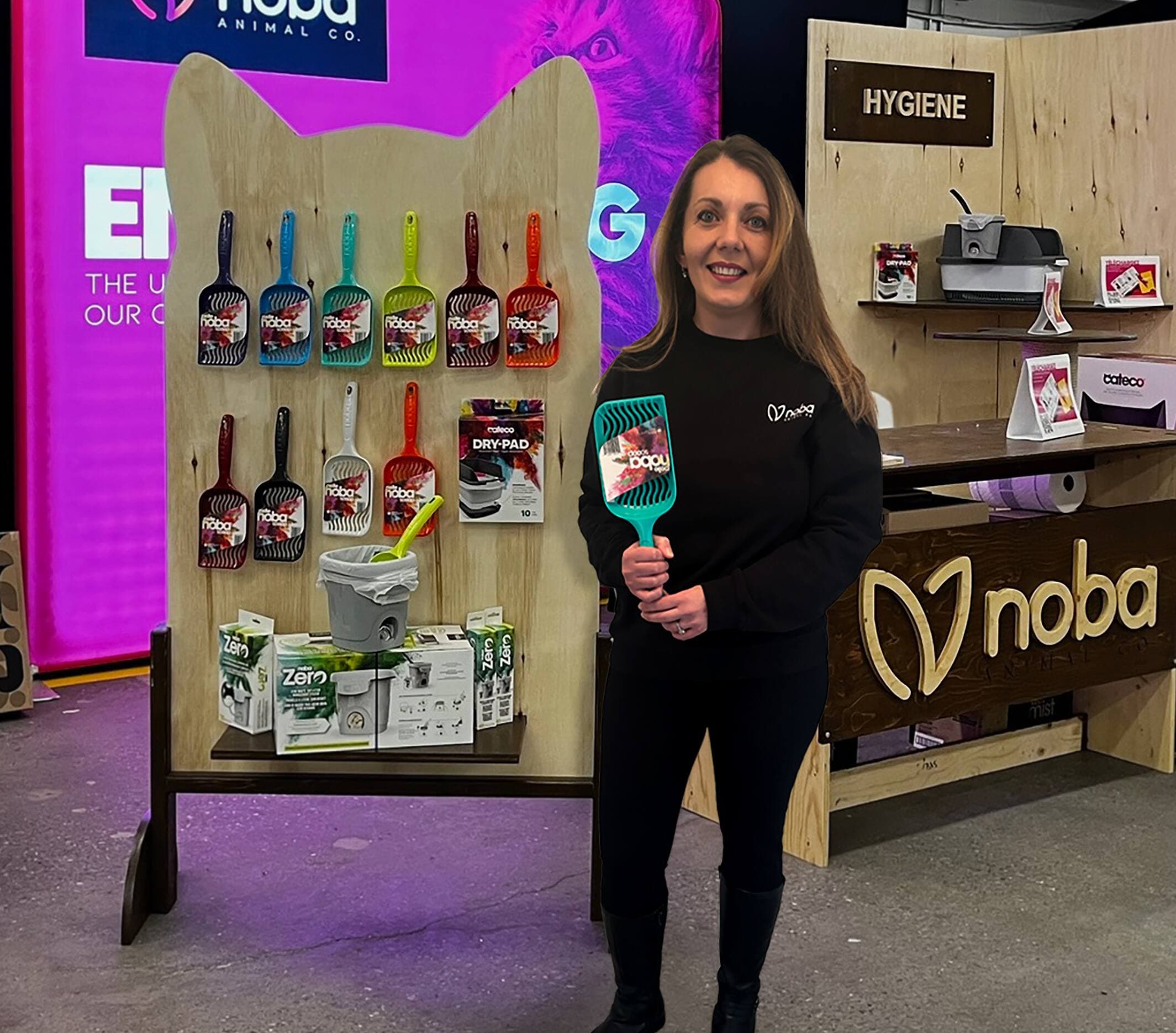 Tous les produits qu’on voit ici, dont la pelle à caca tenue par Roxane Popoviciu, sont fabriqués au Québec. La directrice du développement des affaires utilise l'argument avec succès dans ses «pitchs» en Ontario.