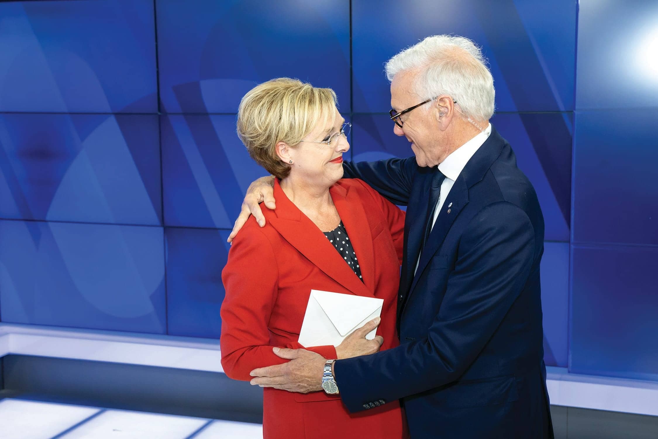 Pierre Bruneau a remis une lettre à Sophie Thibault, qui lui succédera au bulletin de 17 h.