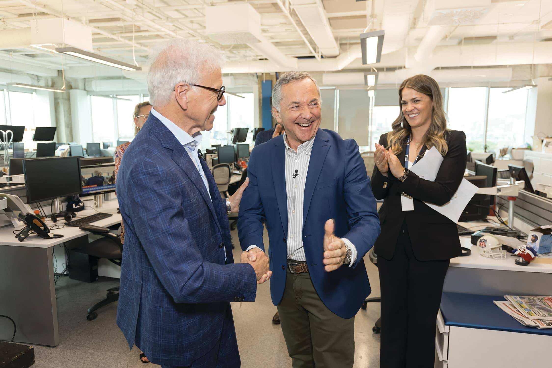 Georges Pothier lui serre la main dans un torrent d’applaudissements.