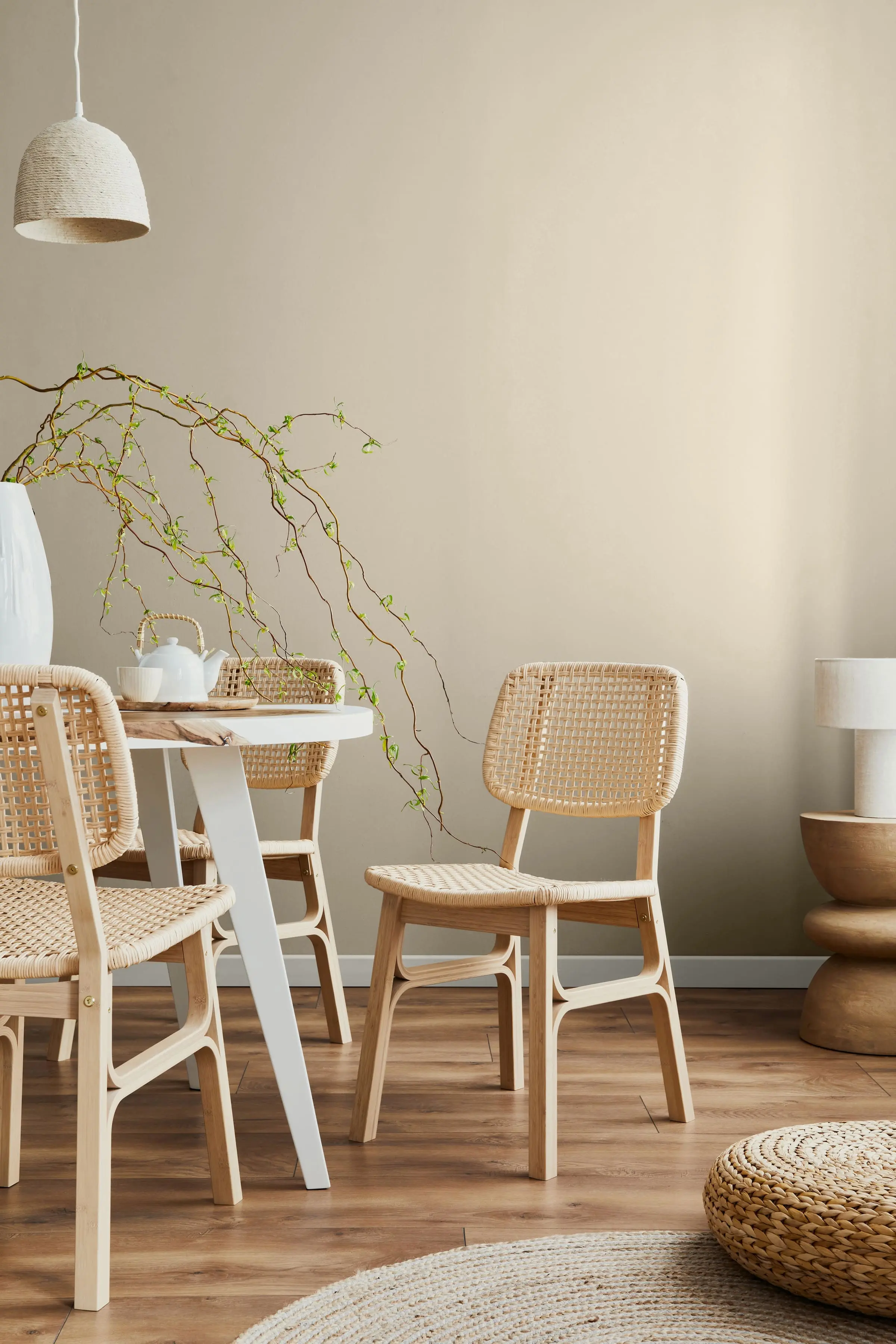 Les couleurs neutres, comme le beige, le taupe ou le gris souris, s’intègrent facilement dans tout décor et attirent moins l’œil vers le sol.