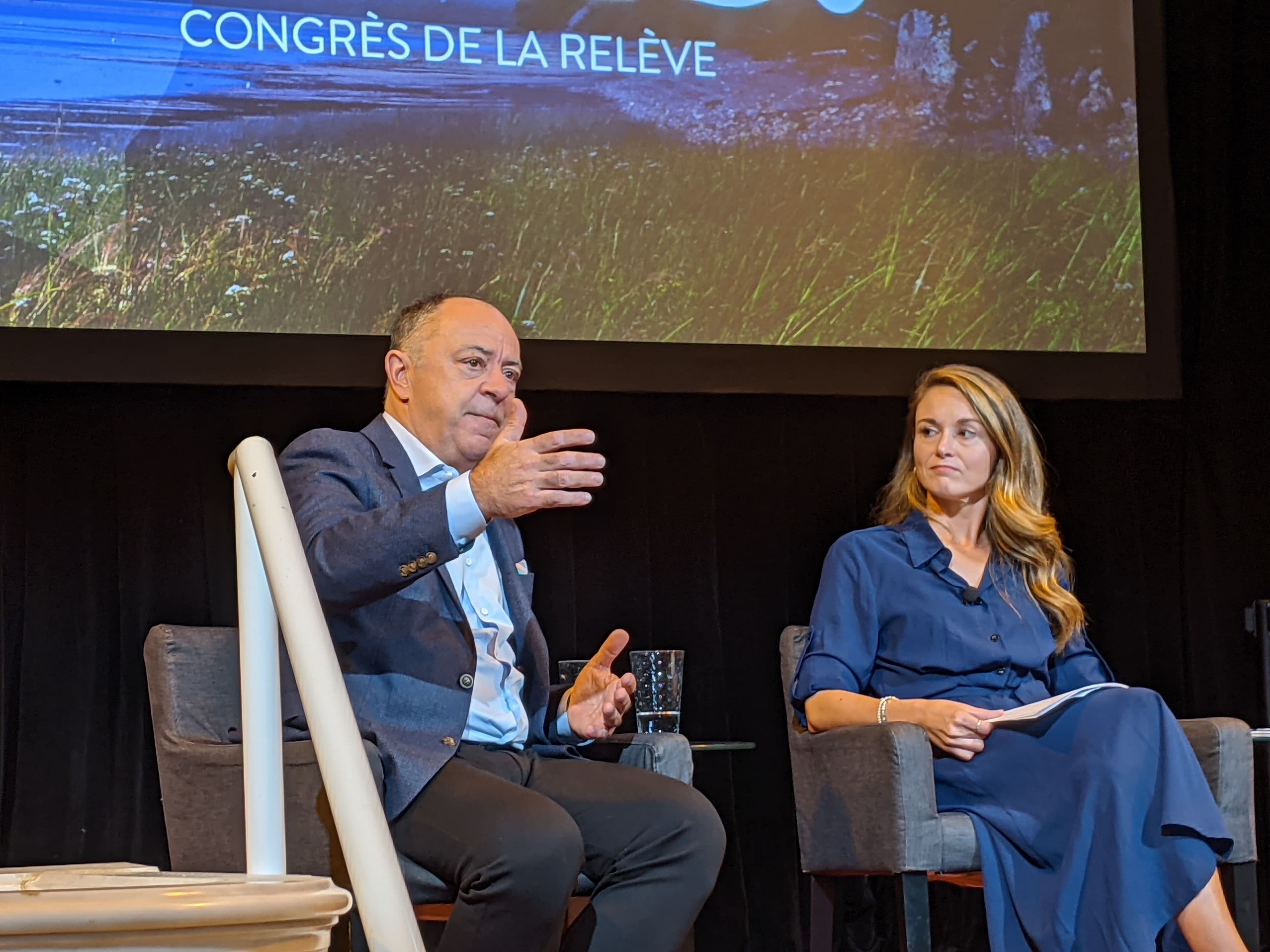 Le ministre de la Santé Christian Dubé et la députée caquiste Joëlle Boutin au congrès de la Commission de la relève de la CAQ, le samedi 18 septembre, 2021.