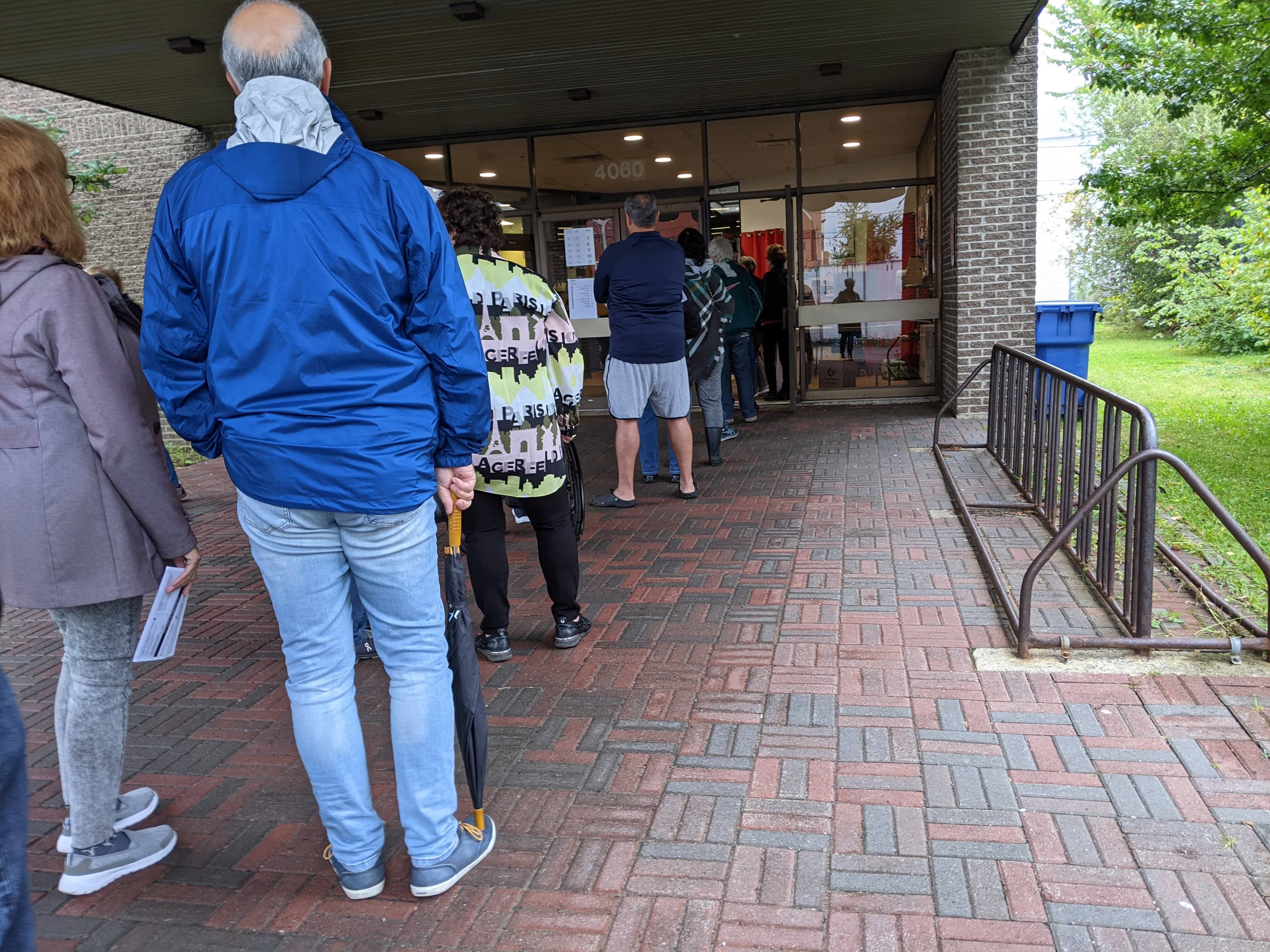 Dans un bureau de vote de la bibliothèque de Neufchâtel, lundi le 26 septembre 2022.