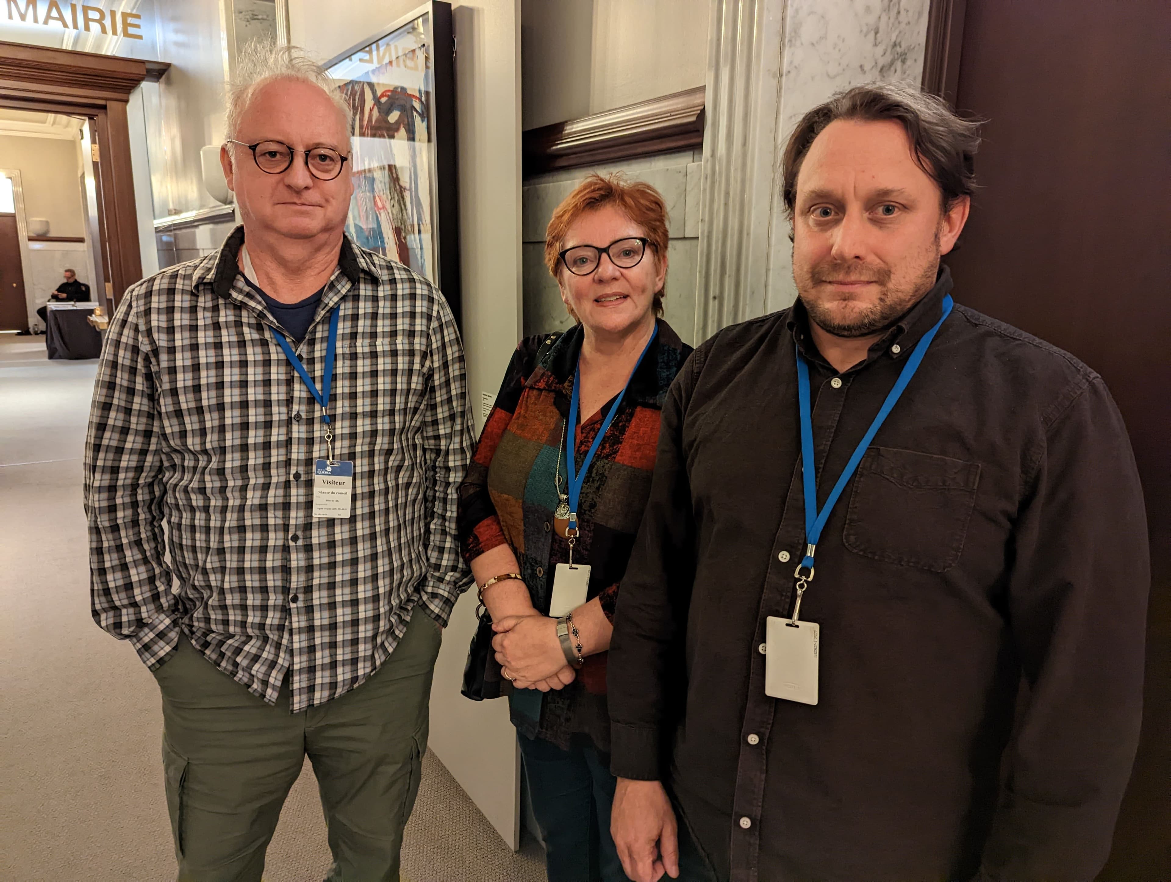 De gauche à droite: Normand Bergeron, Diane Lavallée et Marc-Antoine Désy s'interrogent sur les véritables raisons qui ont poussé la Ville de Québec à mettre fin prématurément au projet pilote du parc canin Saint-Yves en juin dernier. Pour eux, le mystère demeure entier.