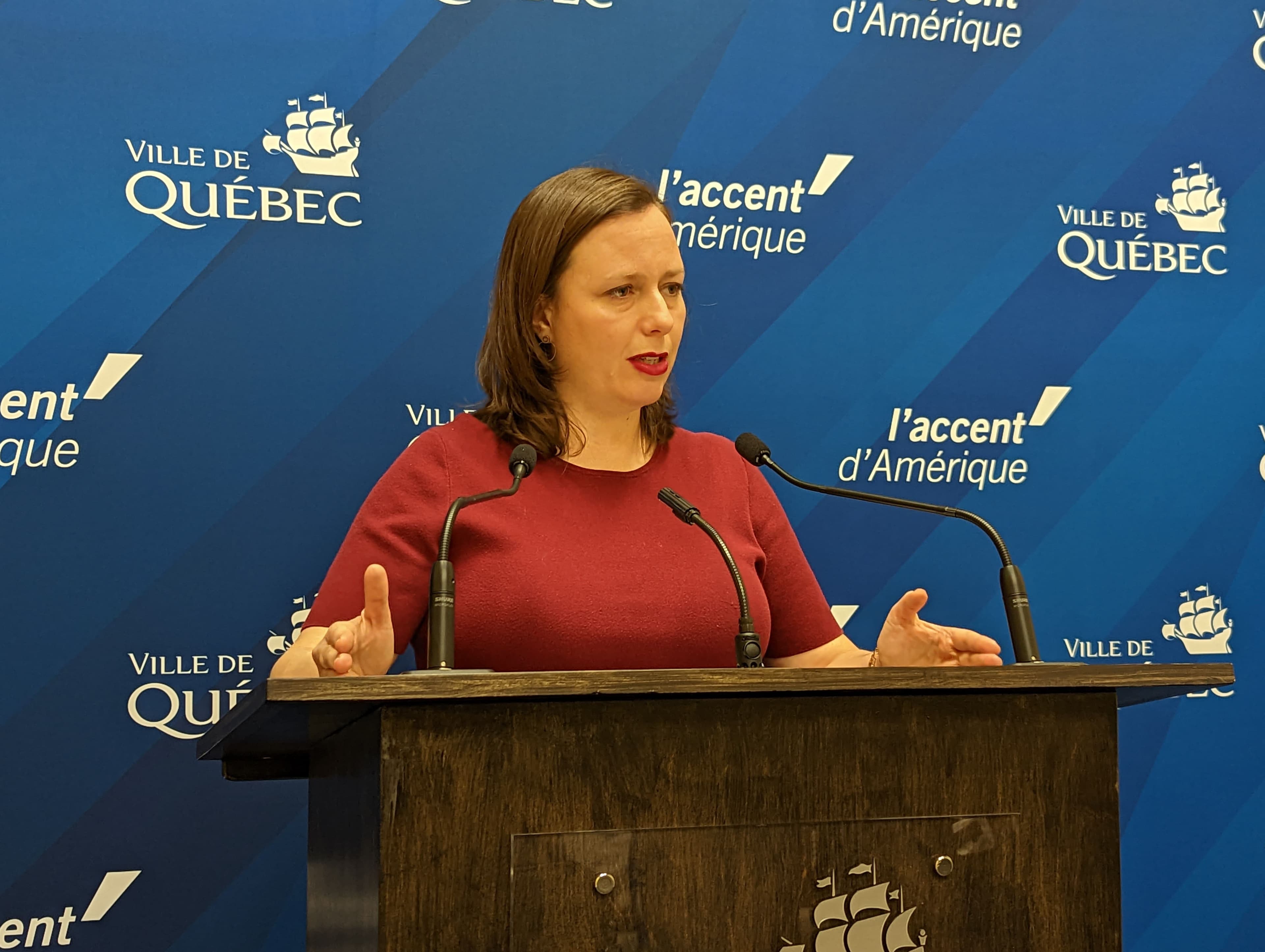La cheffe de Transition Québec et conseillère de Limoilou, Jackie Smith, a tenu un point de presse à l'hôtel de ville mercredi matin pour critiquer le bilan du maire Bruno Marchand en matière de logement social.