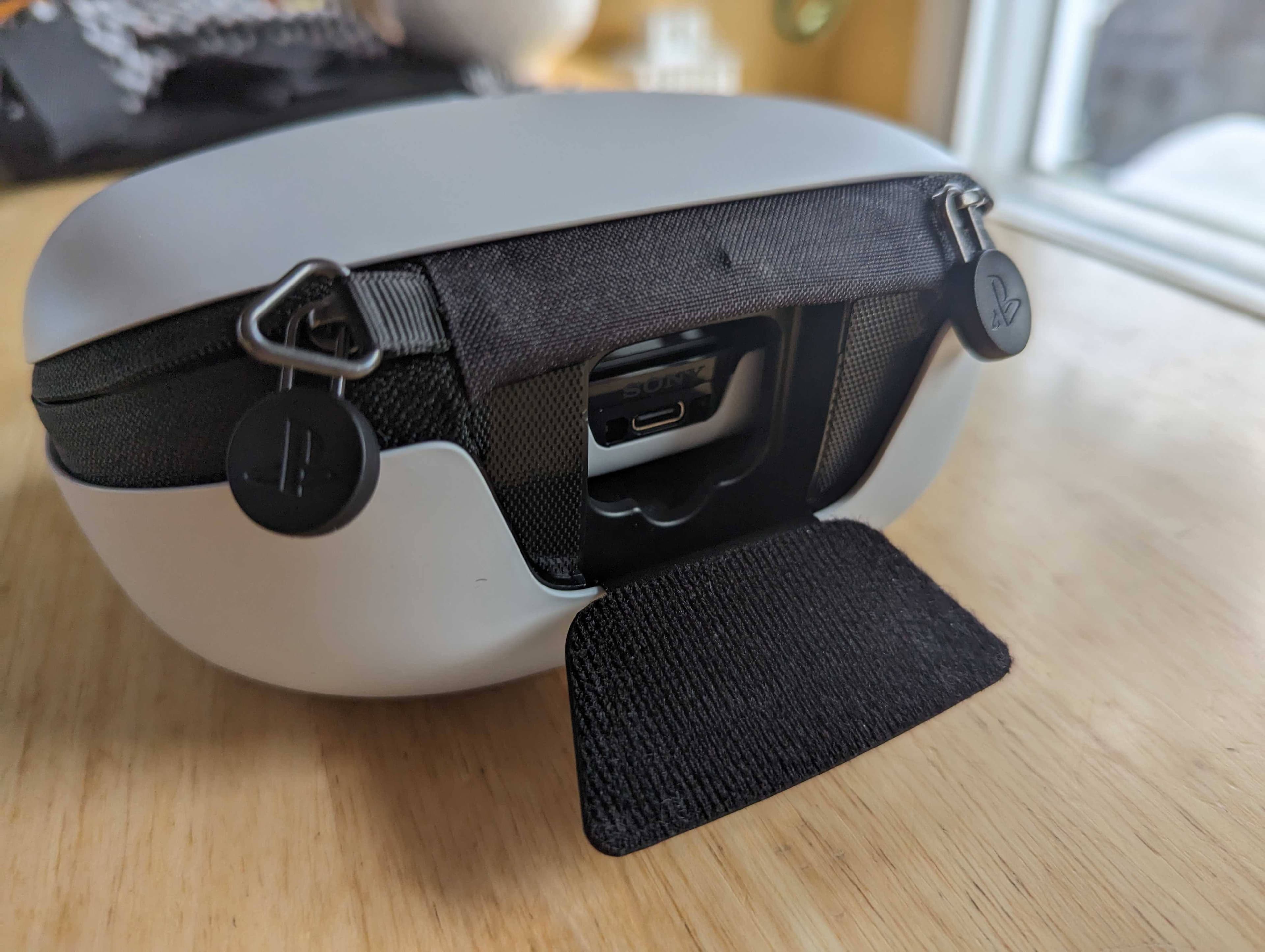 Même des petits détails aussi insignifiants qu'une petite porte à l’arrière de l’étui donnant accès à la prise USB-C de la manette donnent l’impression qu'on est en possession d’un objet haut de gamme.