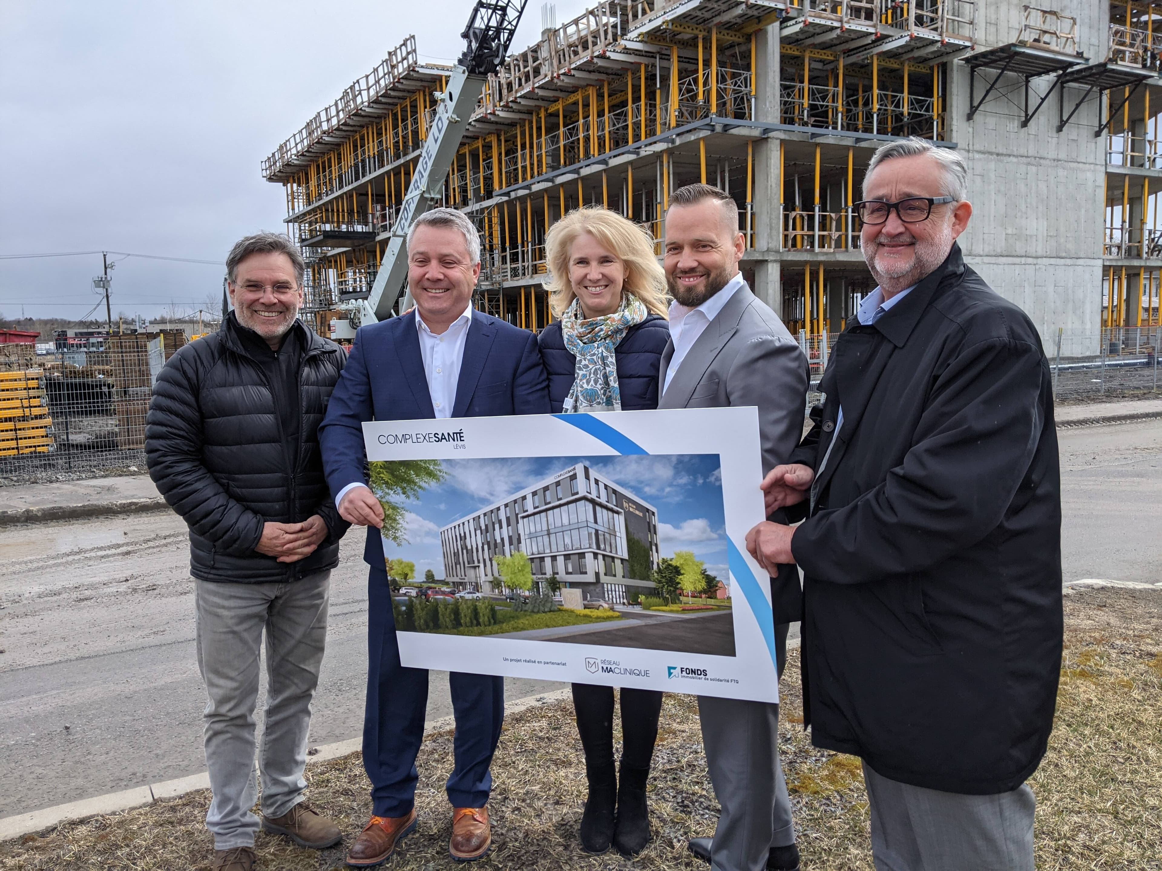 Les détails du projet Complexe santé Lévis, qui est en construction, ont été présentés mercredi matin. Étaient présents : Pierre Martin, de PMA Architectes, Louis Martin d’Ogesco, Chantal Guimont, médecin associée et présidente Réseau MAclinique, Gabriel Dutil, vice-président exécutif Réseau MAclinique et Normand Bélanger, président-directeur général, Fonds immobilier de solidarité FTQ.