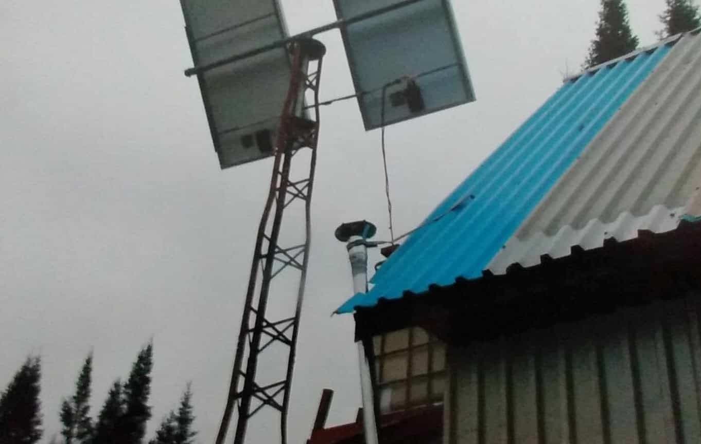 Les deux panneaux solaires photovoltaïques de 4 pieds sur 6 pieds au haut de la tour à côté du chalet de Michel Dudemaine.