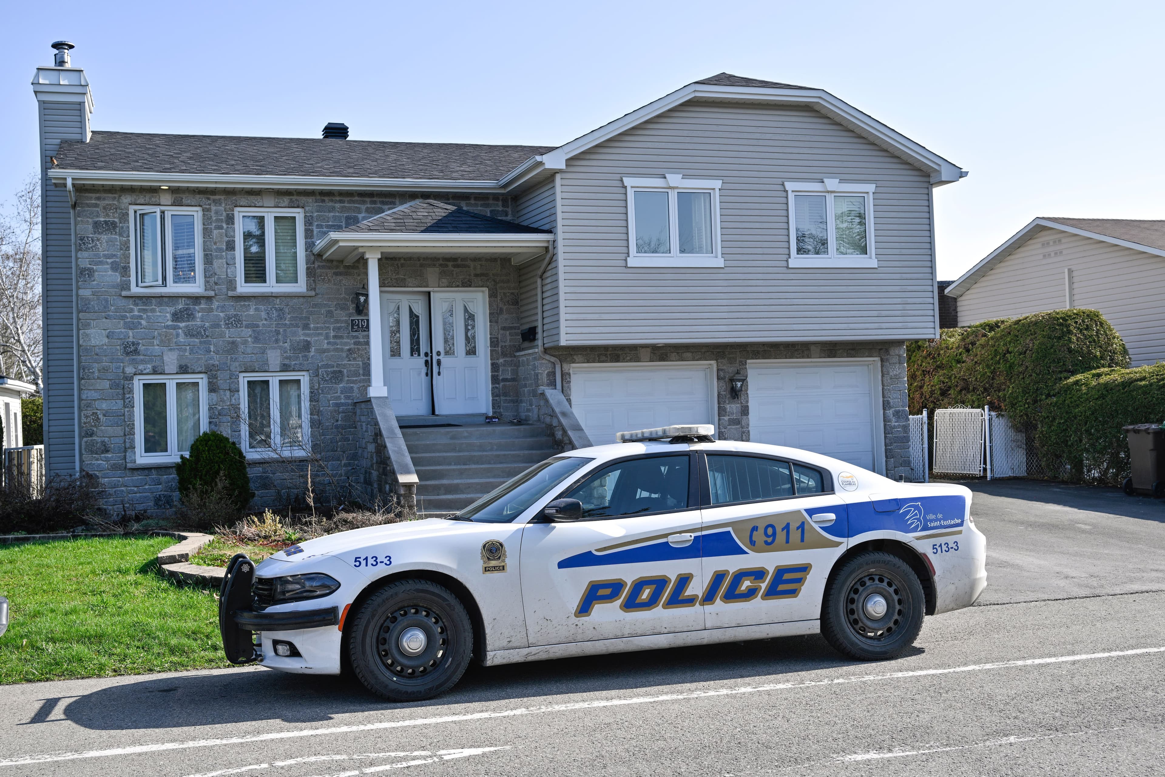 Cette résidence située sur la 12e Avenue à Saint-Eustache est parmi les 40 endroits visités par les 200 policiers déployés pour cette opération d’envergure.