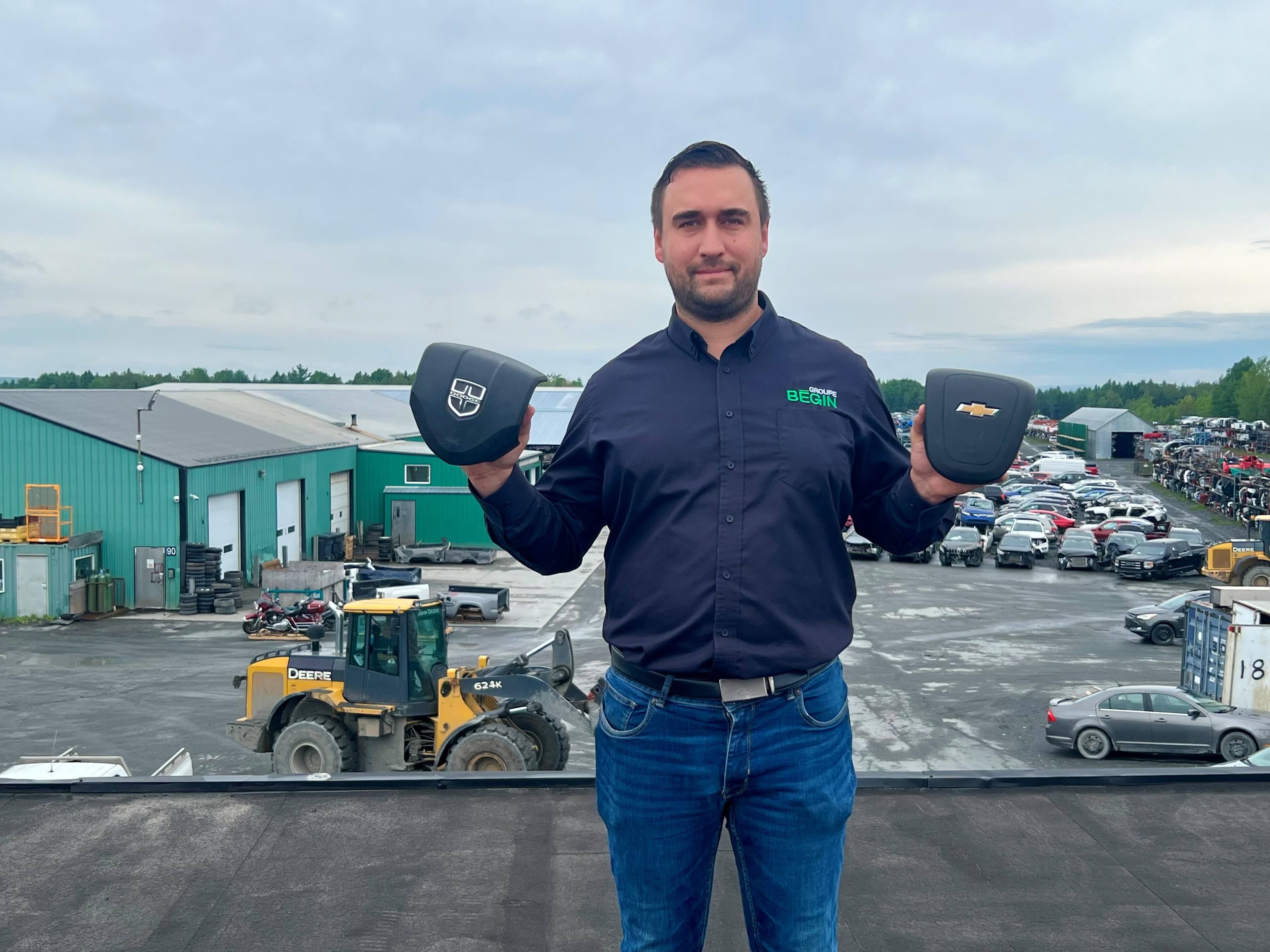 Olivier Bégin-Cyr, copropriétaire des Pièces d’autos Fernand Bégin, croit que la réglementation de la SAAQ sur la revente des coussins gonflables est dépassée.