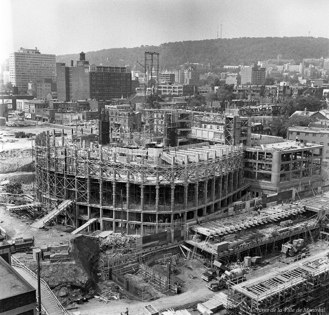 Les travaux de la Place des Arts commencent le 11 février 1961.