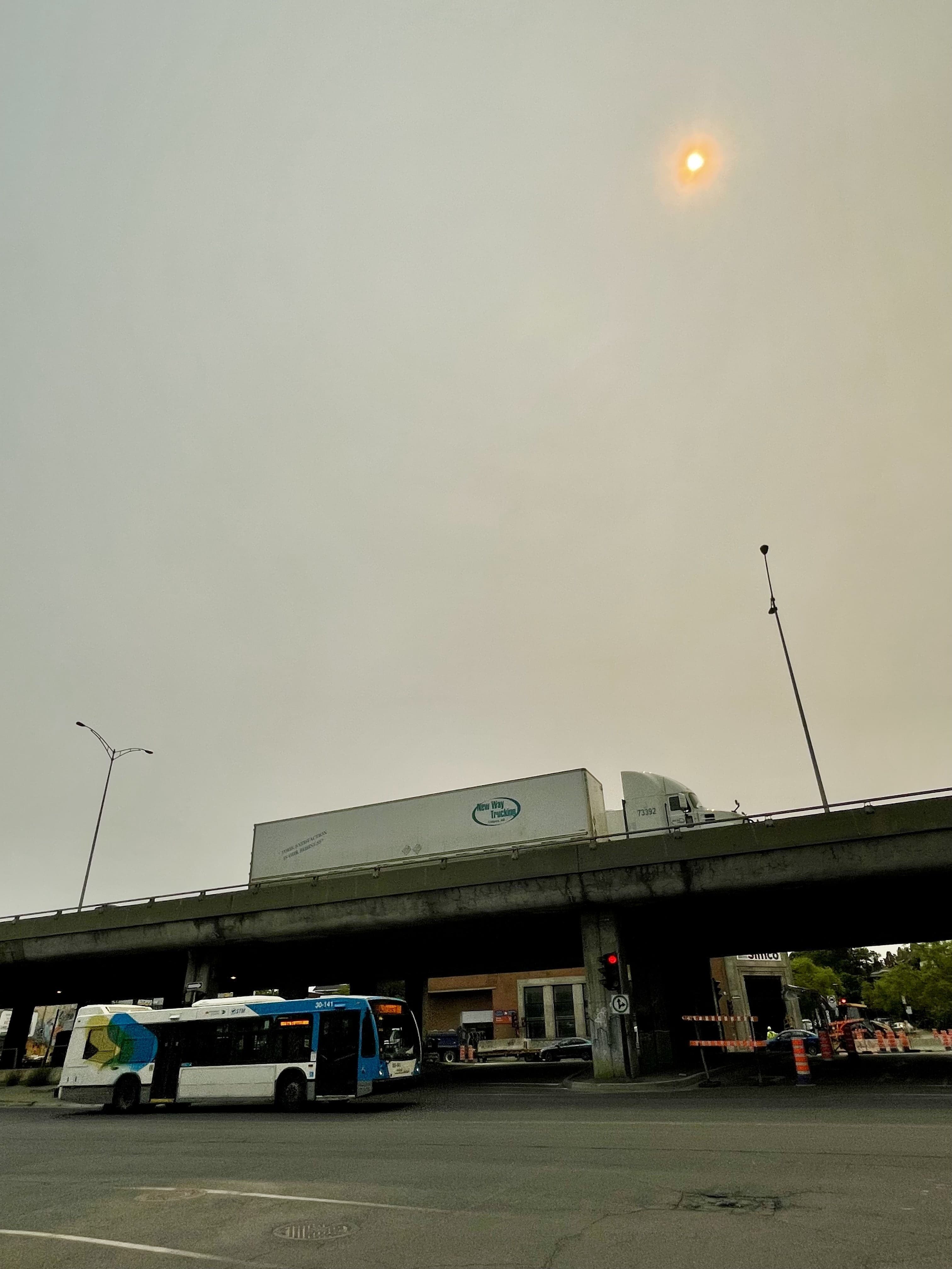 Le ciel vu de l'autoroute Métropolitaine