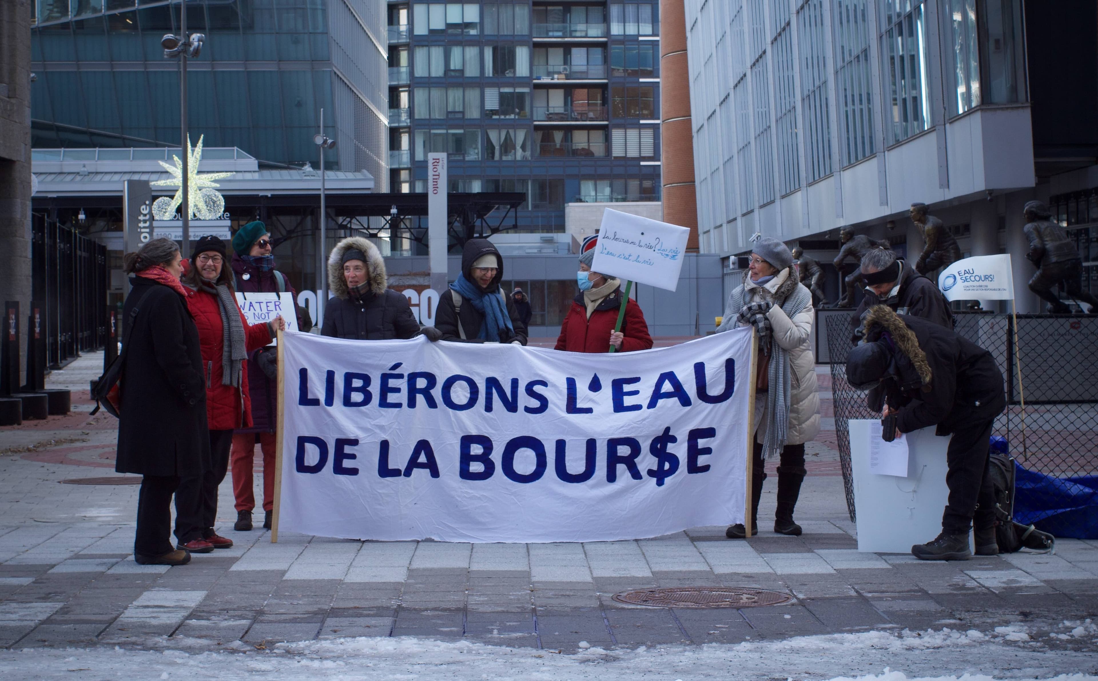 Des Québécois qui s'inquiètent de la privatisation de l'eau ont manifesté devant l'ancien immeuble de la Bourse de Montréal.