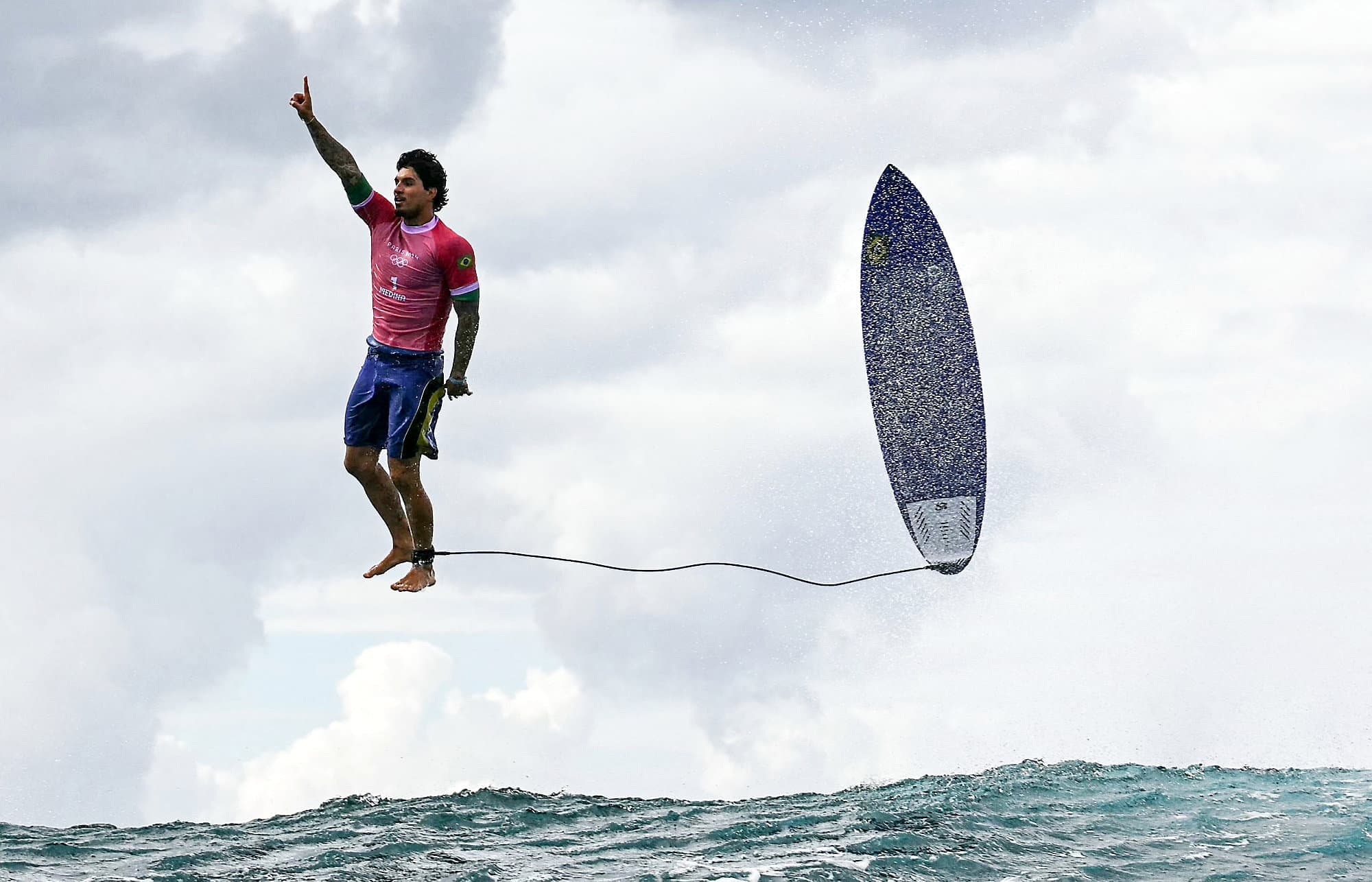 LA photo dont on se souviendra de ces Jeux olympiques, le Brésilien Gabriel Medina, le 29 juillet.