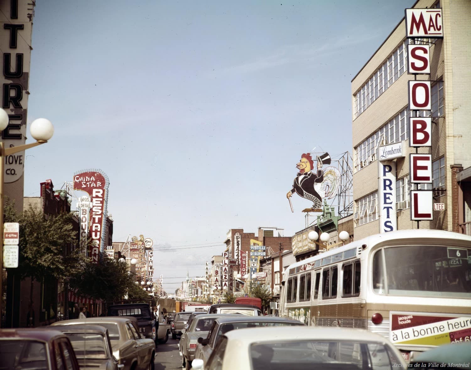 La Plaza Saint-Hubert en 1966. Au second plan à droite: l'enseigne lumineuse (un poulet flanqué d'un chapeau haut de forme) du restaurant Saint-Hubert BBQ.