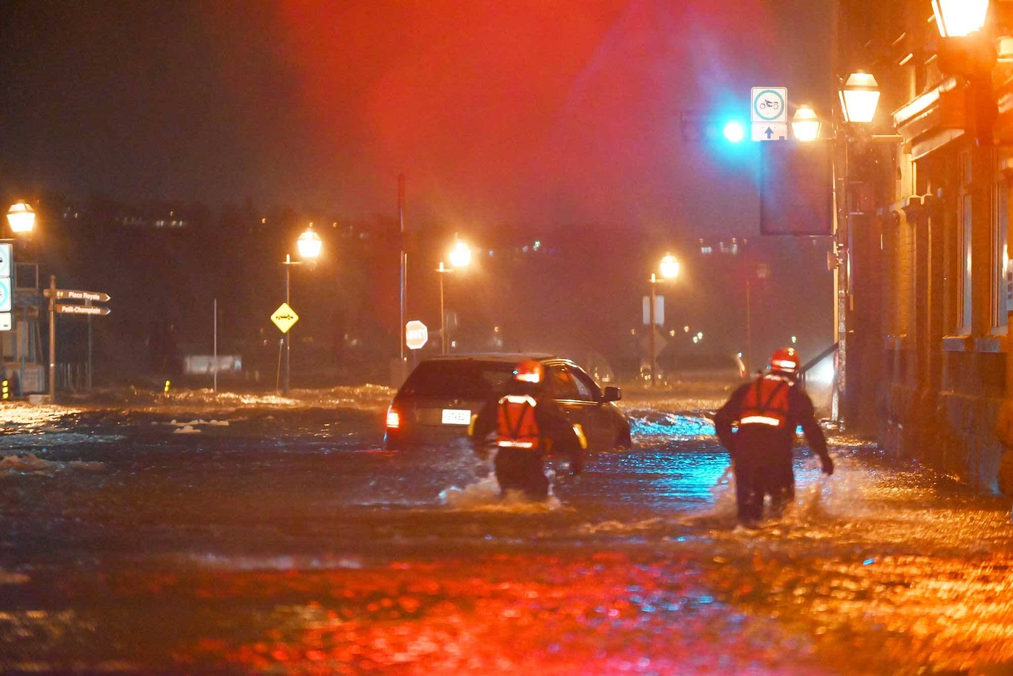 À deux pas du fleuve, la rue Dalhousie, dans le Vieux-Québec, a été submergée par la montée des eaux.