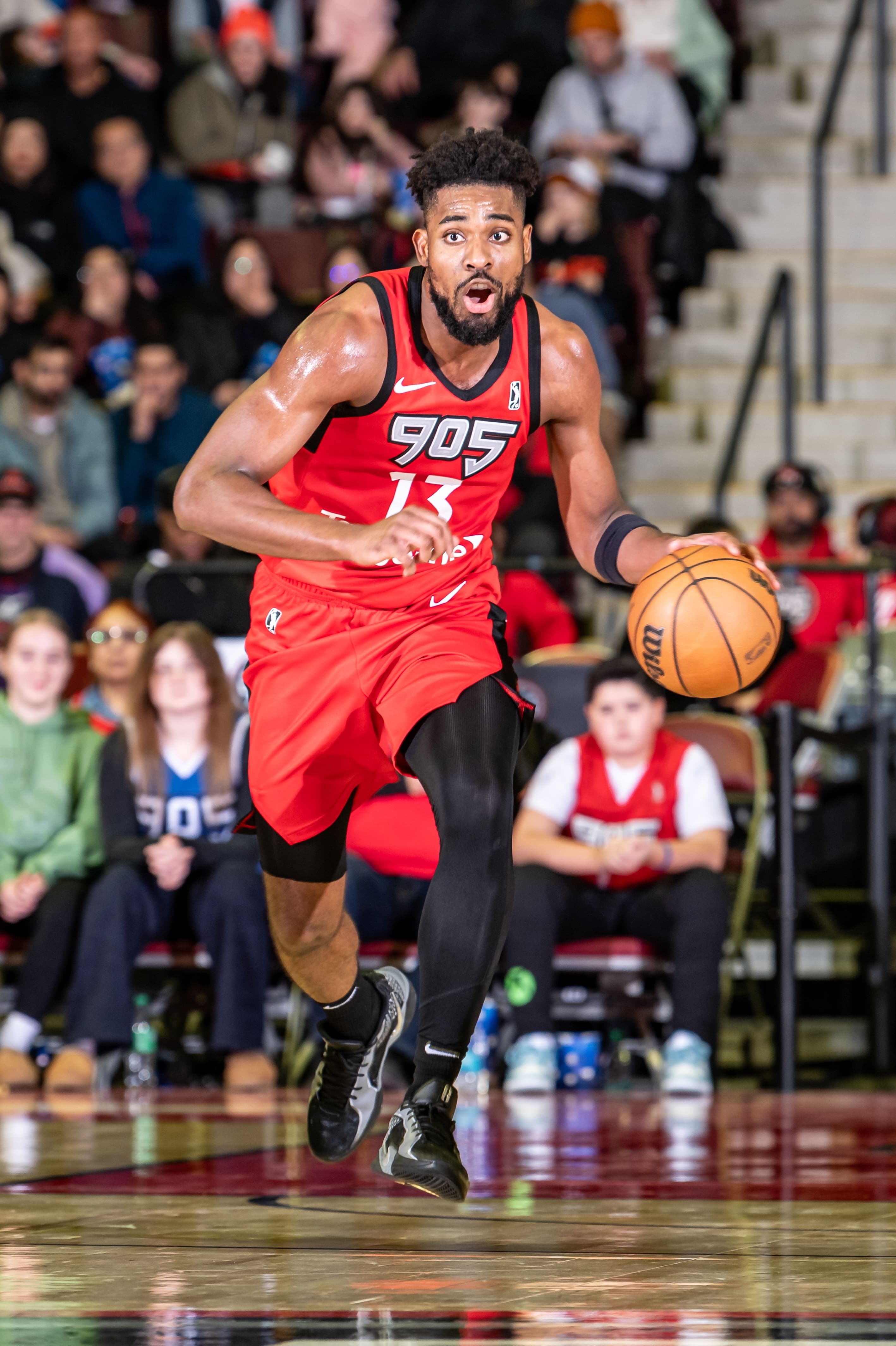 Quincy Guerrier dans l'uniforme des Raptors 905, le 27 décembre 2024, lors d'un match joué à Mississauga, en Ontario.