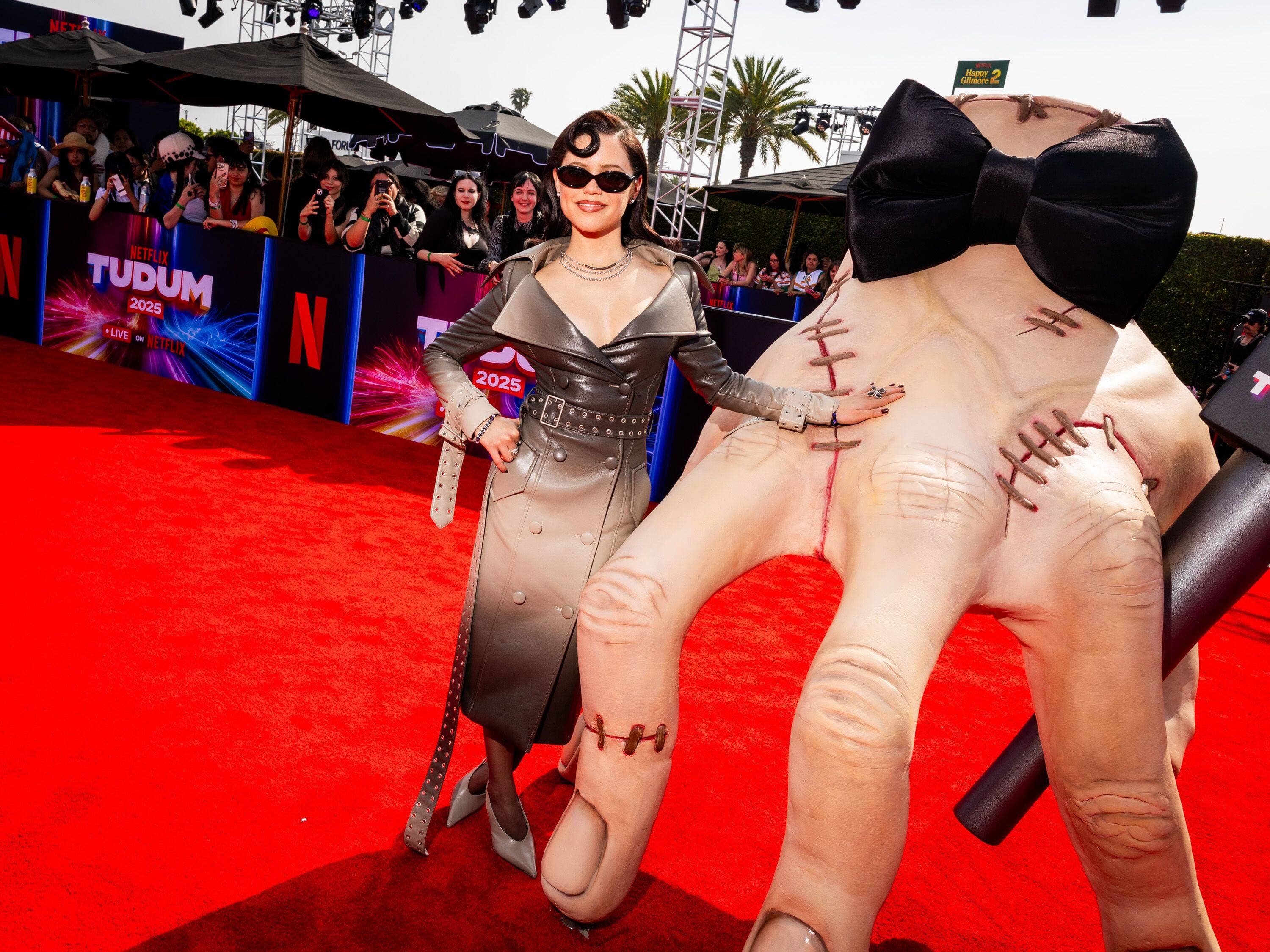 Jenna Ortega (et La Chose!), deux des stars de la série «Wednesday», ont posé sur le tapis rouge de l'événement Tudum.