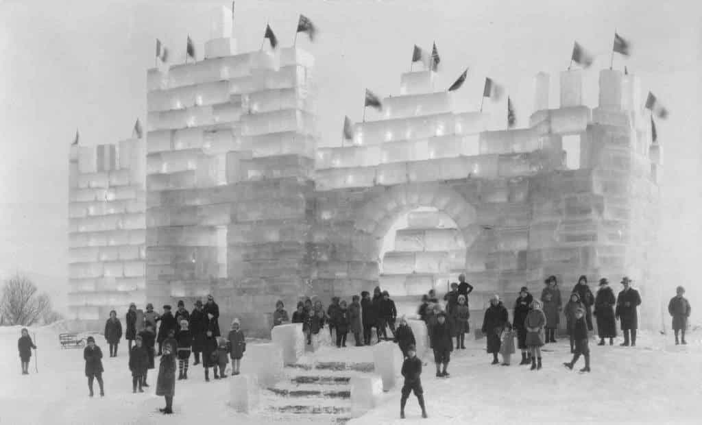 Le château de glace du Carnaval de Lachine en 1927.