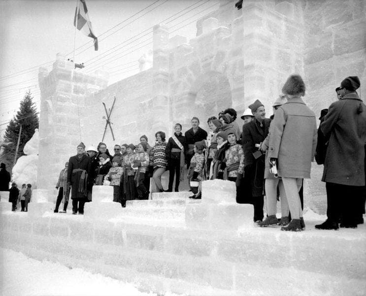 Participants et dignitaires devant le palais du Carnaval d’hiver de Sainte-Agathe-des-Monts, 1962. BAnQ, E6,S7,SS1,D620363-620394