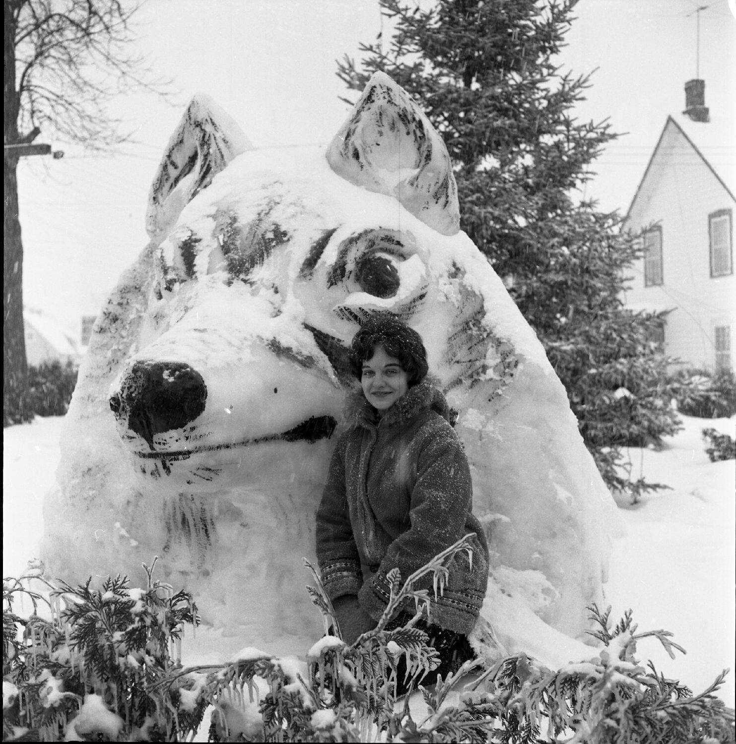 La gagnante (non identifiée) du concours de sculpture sur neige du Carnaval de Maniwaki, 2 février 1963. BAnQ, P174,S1,D29403-26