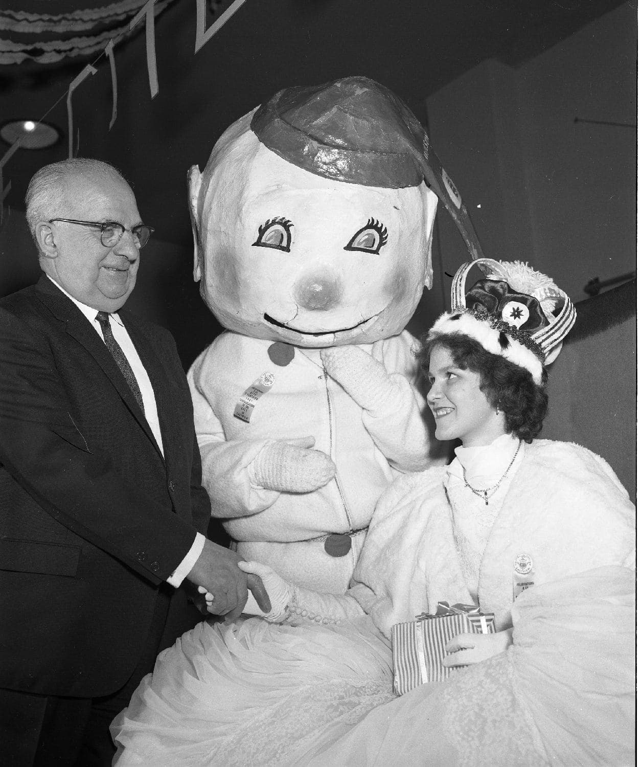 Couronnement de la reine en présence d’un dignitaire et de Bonhomme, carnaval non identifié dans la région de Gatineau, 20 février 1963. BAnQ, P174,S1,D29580.